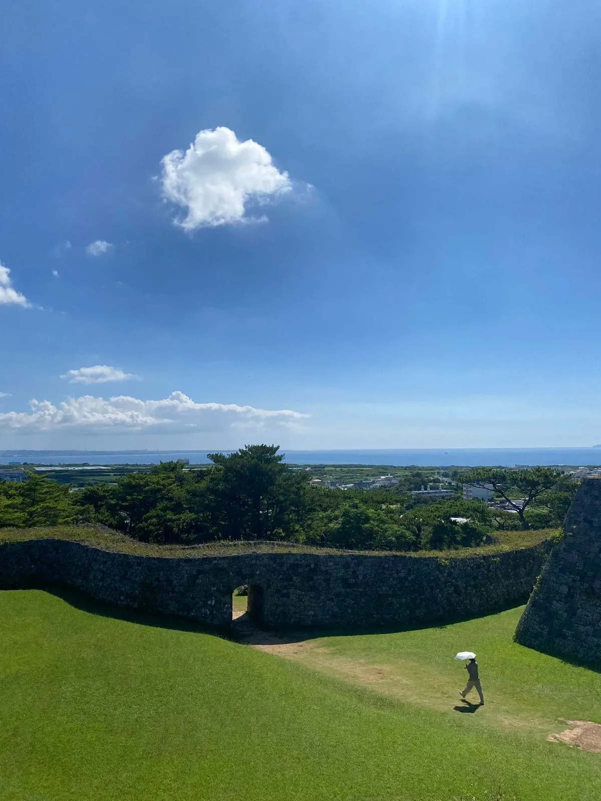 Развалины ЮНЕСКО, японец бредёт