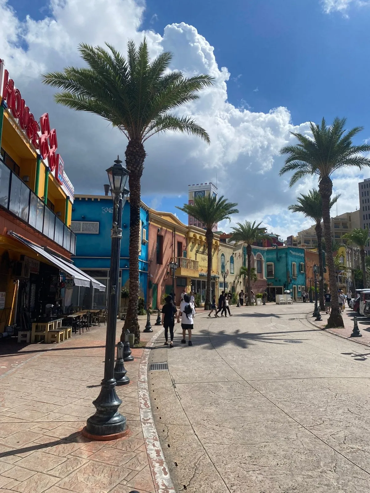 Всё яркое, много баров