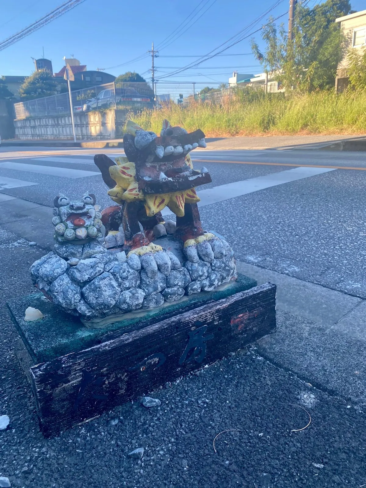 Шисы минималистичные. Это фишка Окинавы - тут у многих домах они стоят и очень много туристического барахла с ними