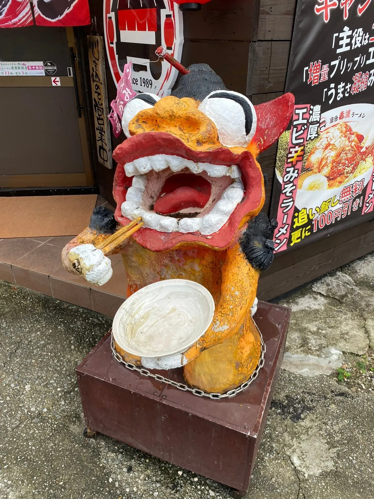 Шиса что-то жрёт