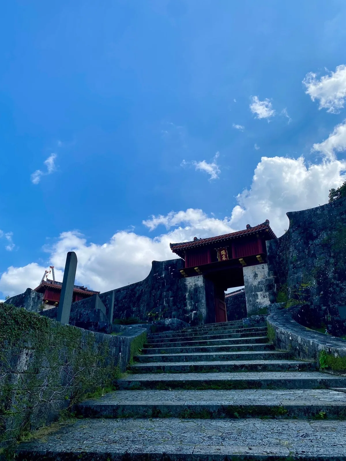 А сам храм оказался закрыт - он несколько лет назад сгорел и его строят заново