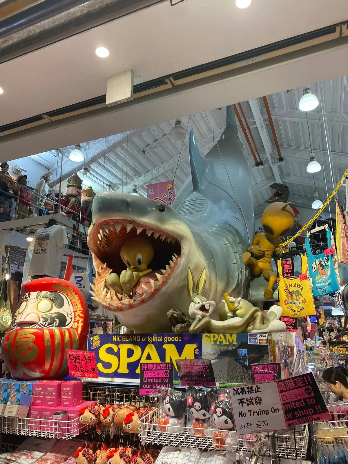 Коллекционер всяких огромных фигур в магазине с барахлом