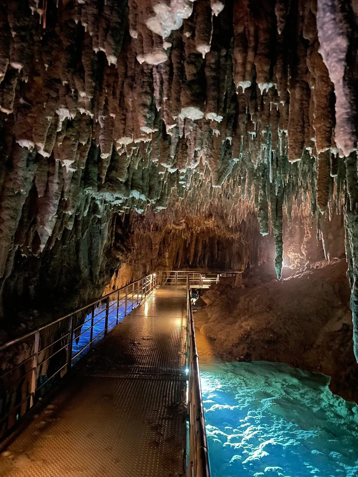 Мини-сталагмиты растут на мостке