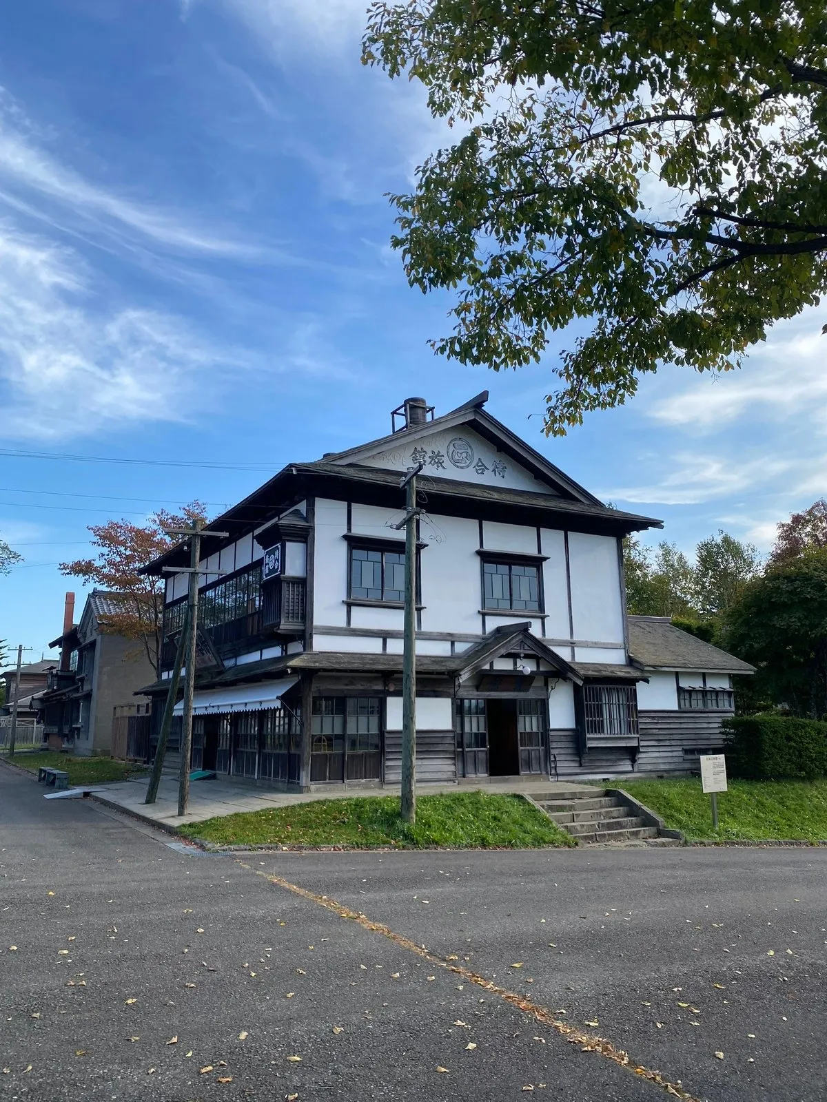 Старый дом в деревне, куда свозят старые дома. Как в Великом Новгороде