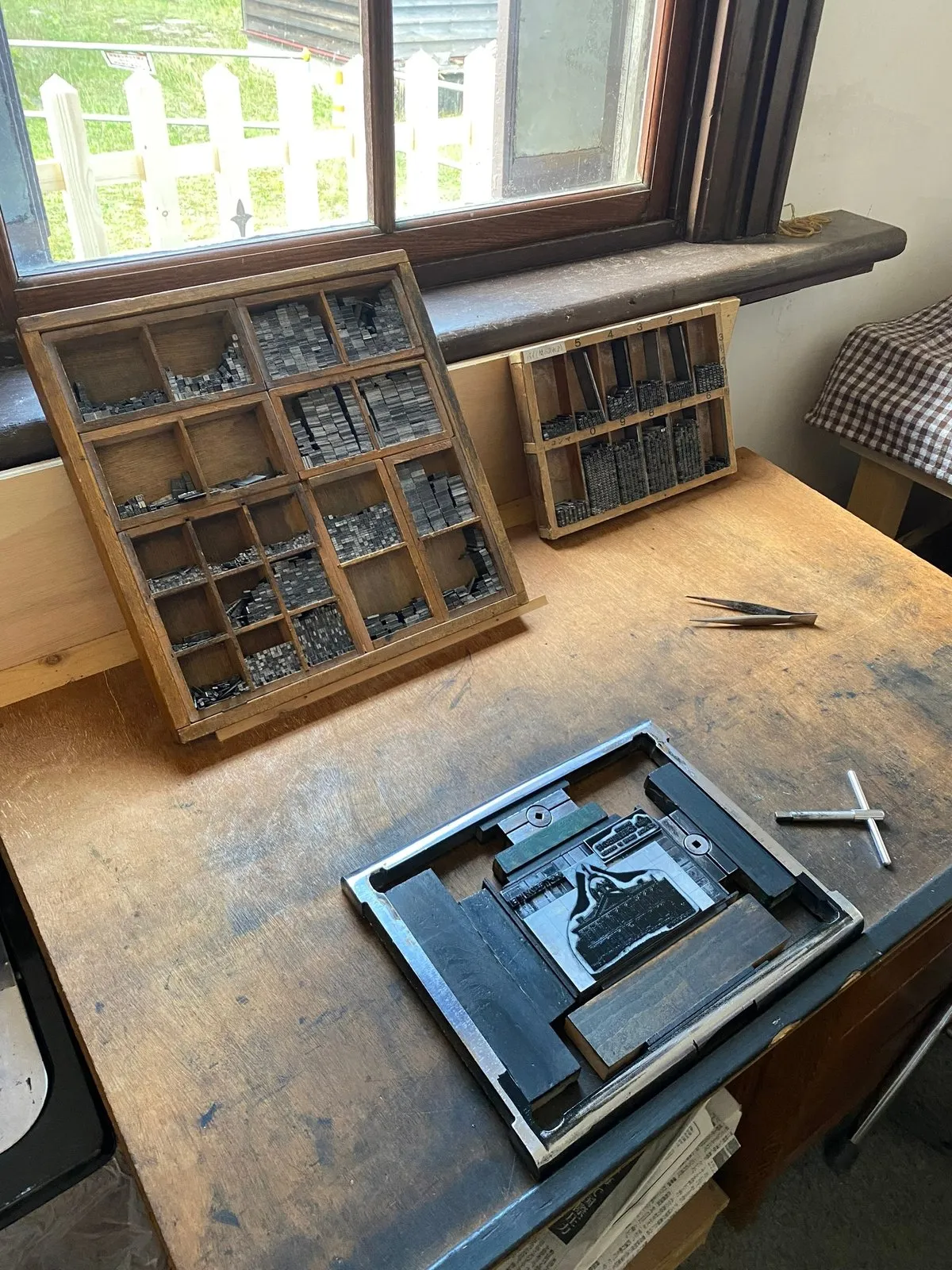 Картинка и текст собираются на плитке а потом засовываются в машину. Работает как большой штамп