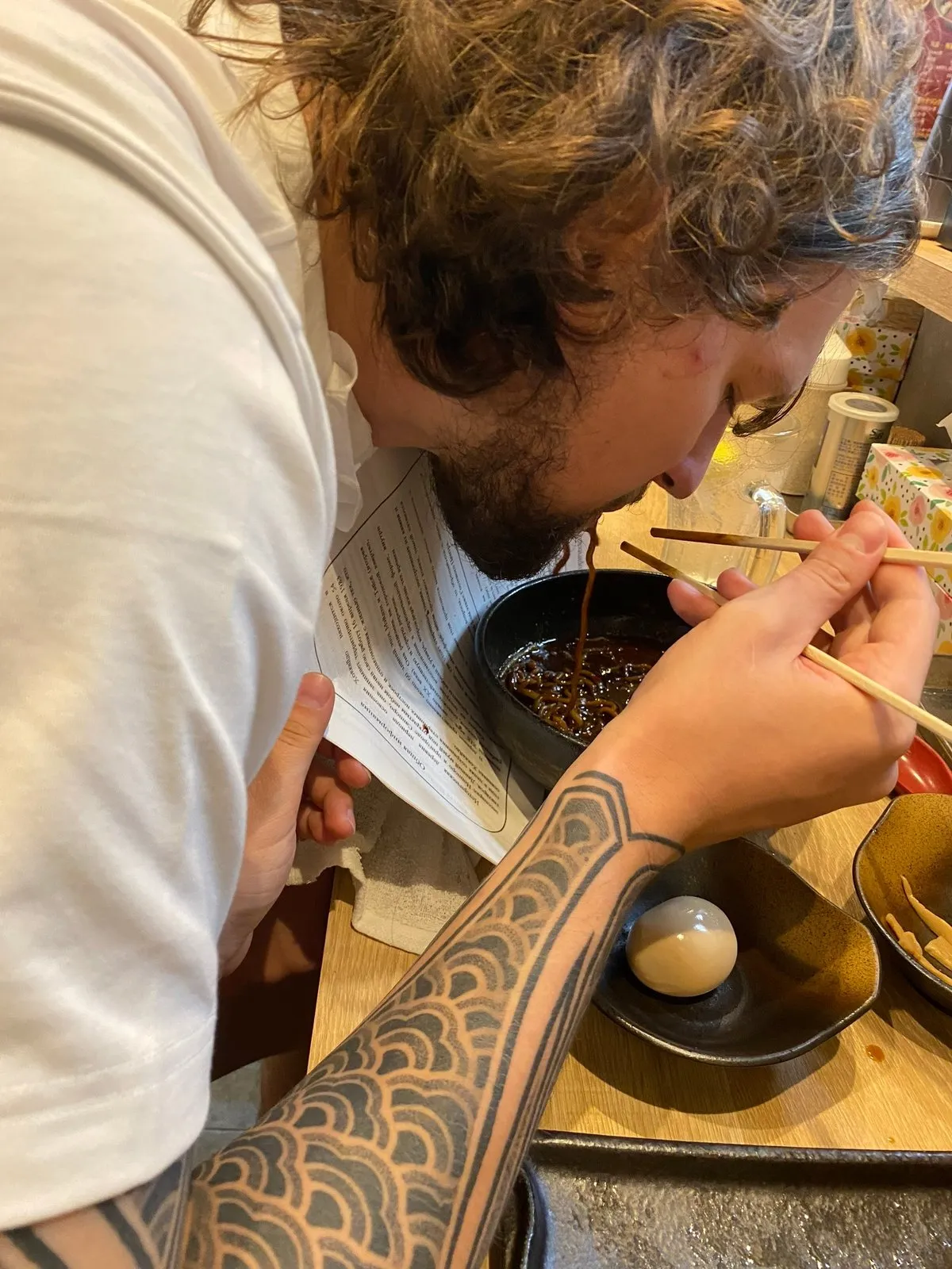 Лапша из рамена. Забрызгала всё вокруг - закрывался программкой из музея как слюнявчиком