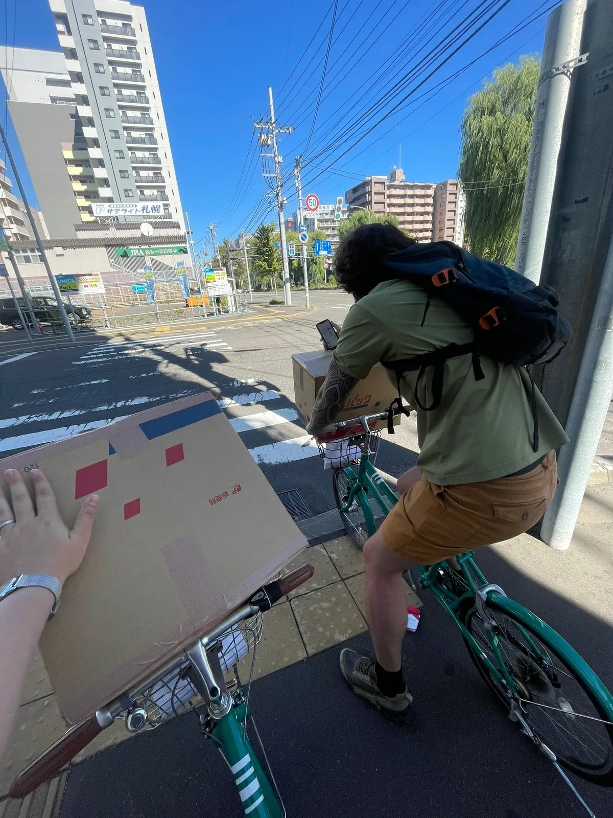 Накупили вещей - решили отправить домой чтобы перевеса небыло. Коробки 12 и 18 кг, едем на почту на отельных великах