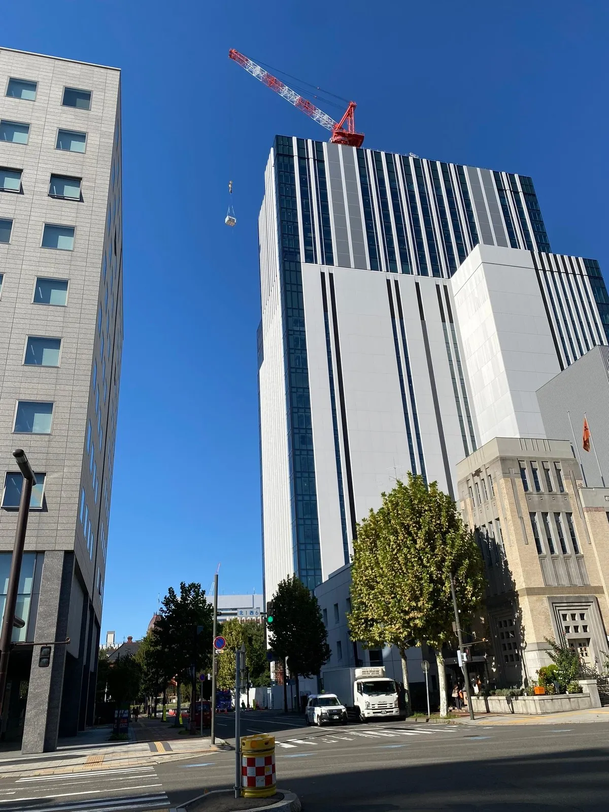 Подъемный кран на крыше