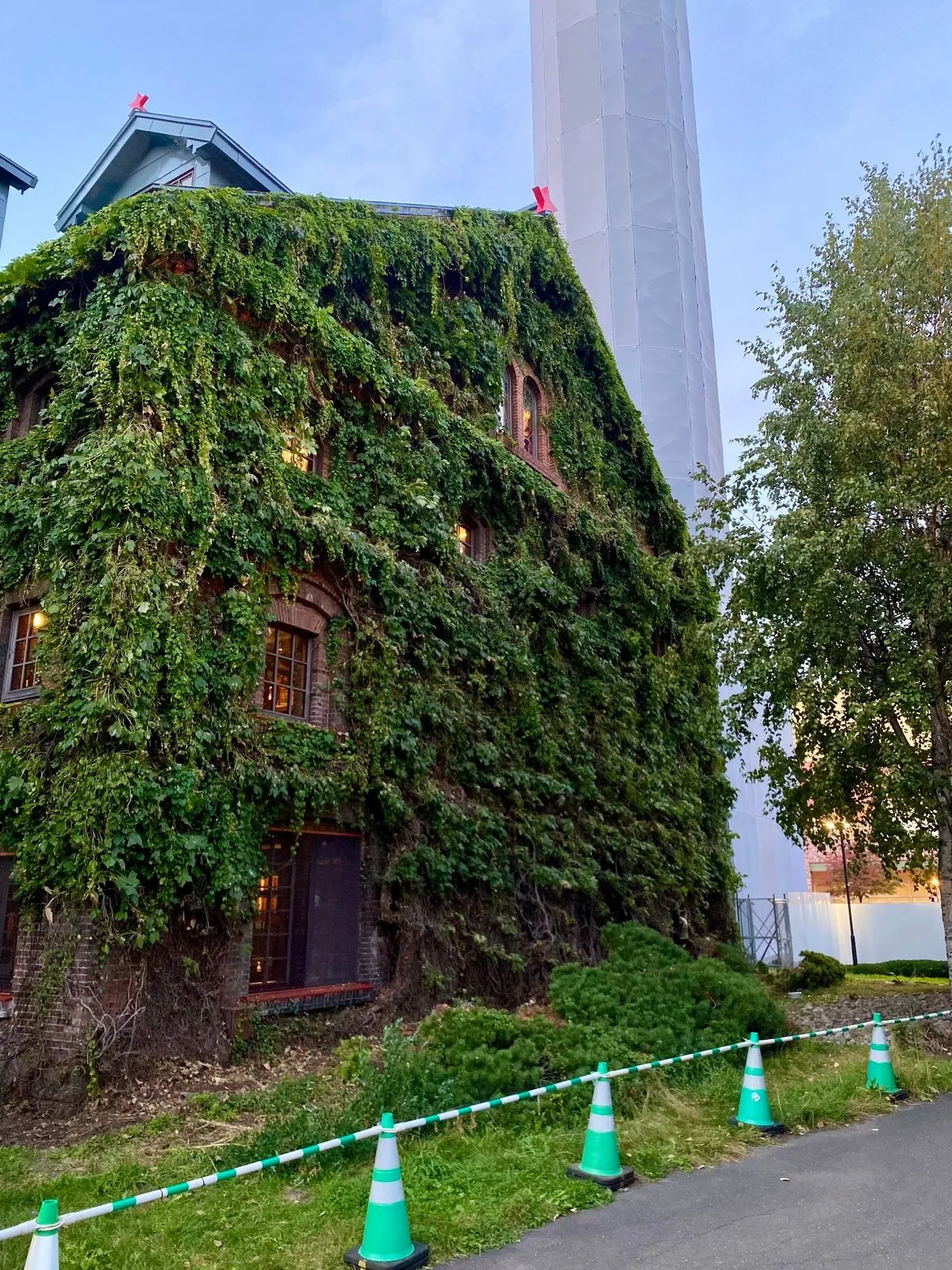 Пивоварня утопал в плюще