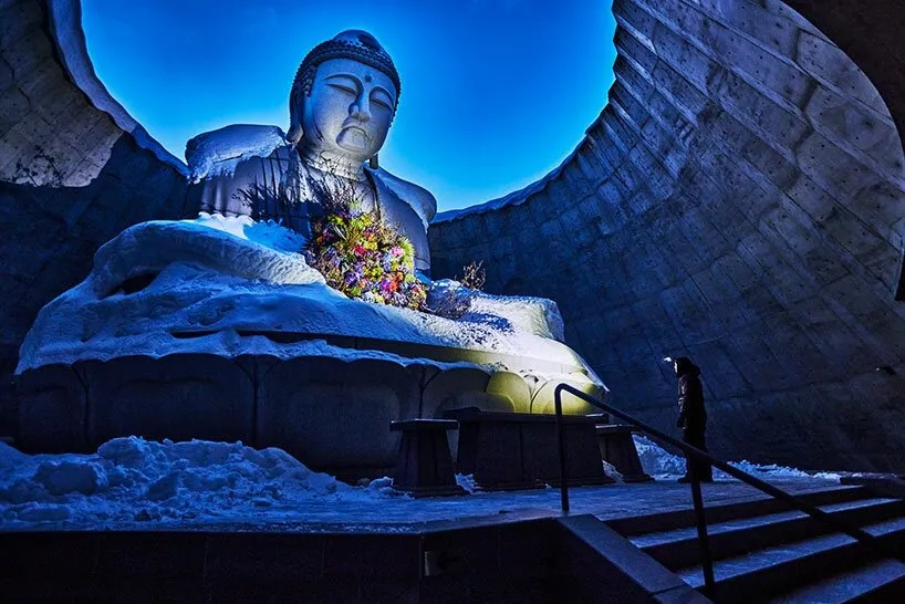 Украдено отсюда https://www.designboom.com/art/azuma-makoto-atamadaibutsu-hana-hill-buddha-flowers-lavender-tadao-ando-sapporo-japan-02-21-2022/
