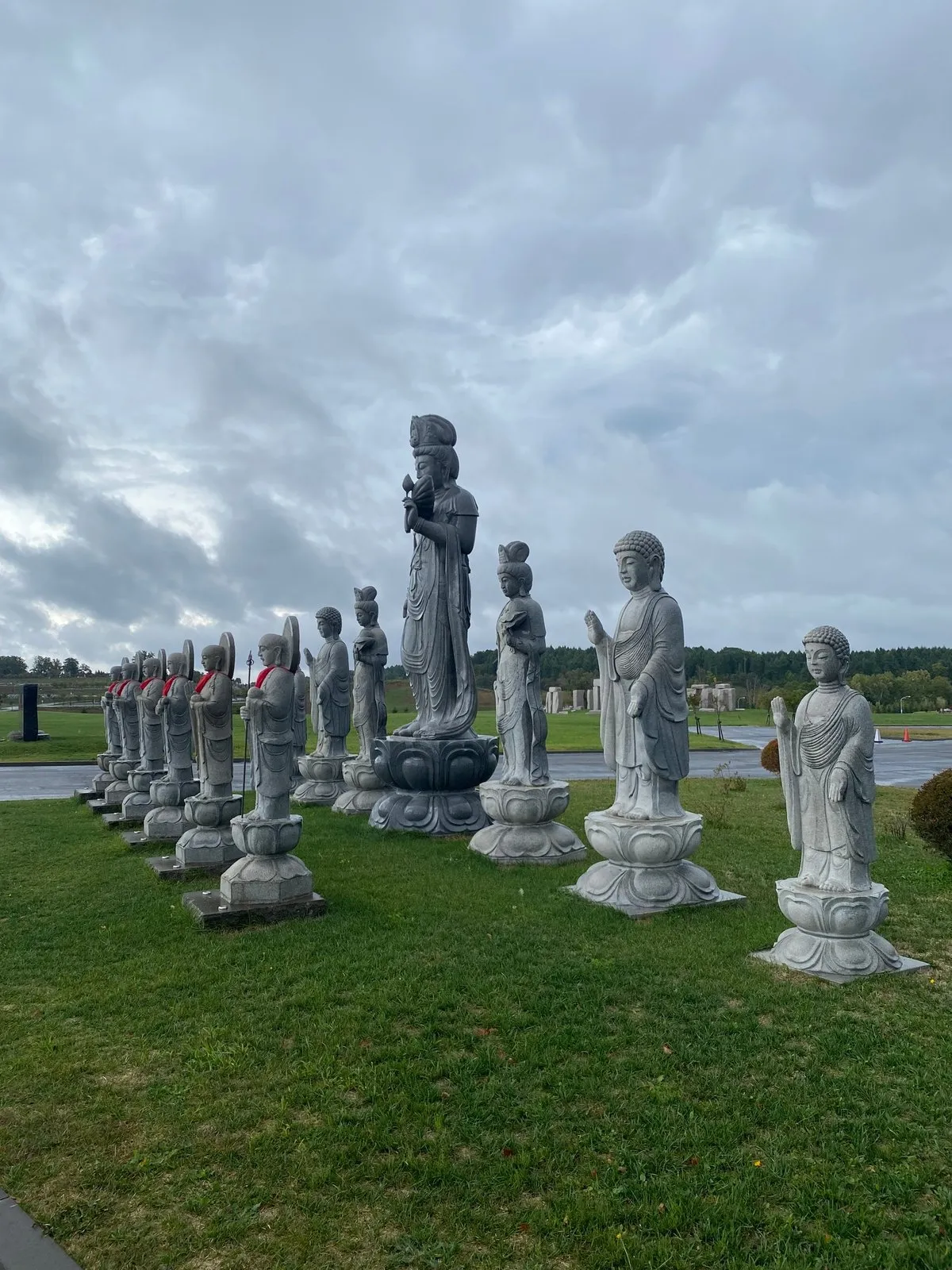 Парни скучковались