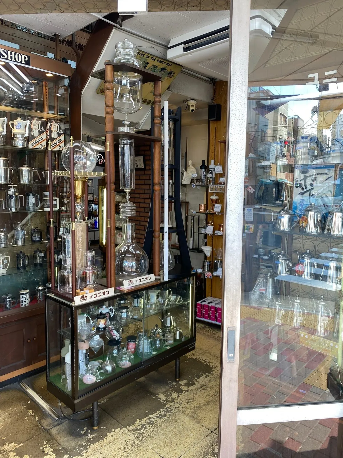 Кофейный магазин. На столе огромный сифон?