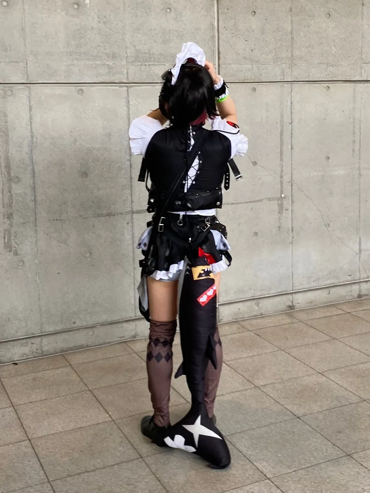 Косплеит акулотёлку из ZZZ