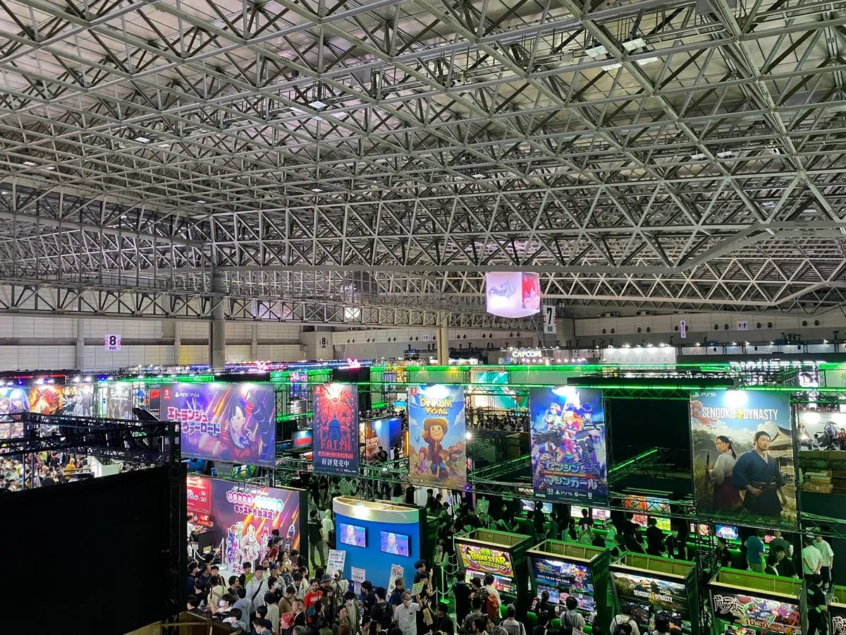 Павильон. Всего на выставке таких 8 основных и 3 с мерчем