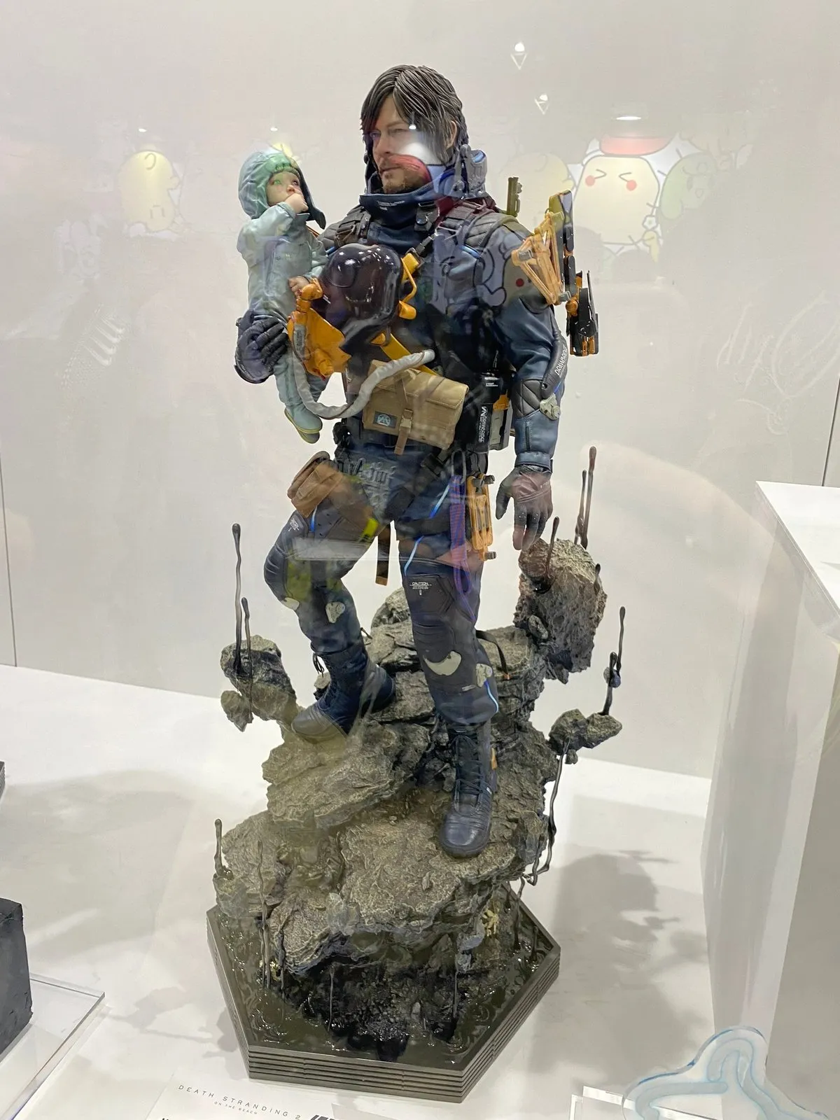 Фигурка в метр высотой