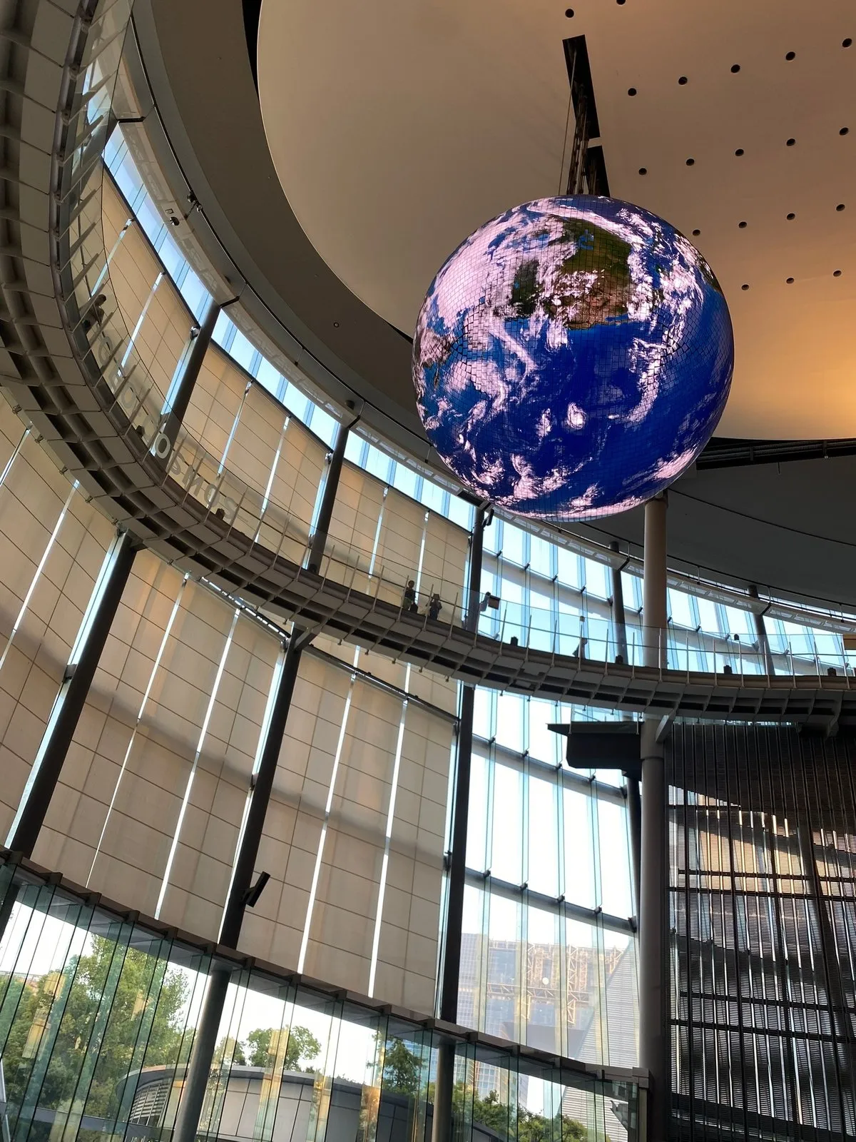 Вид на шар снизу