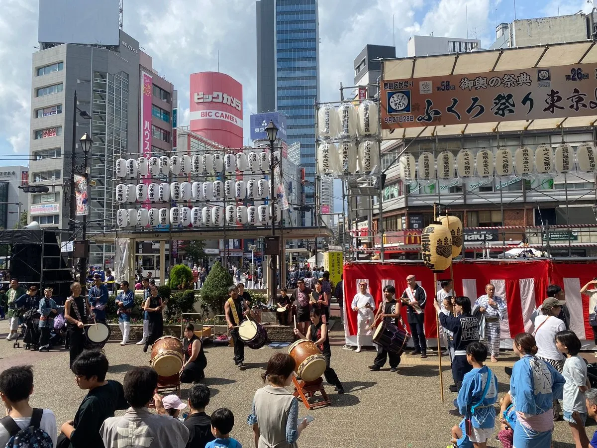 У метро в барабаны барабанят