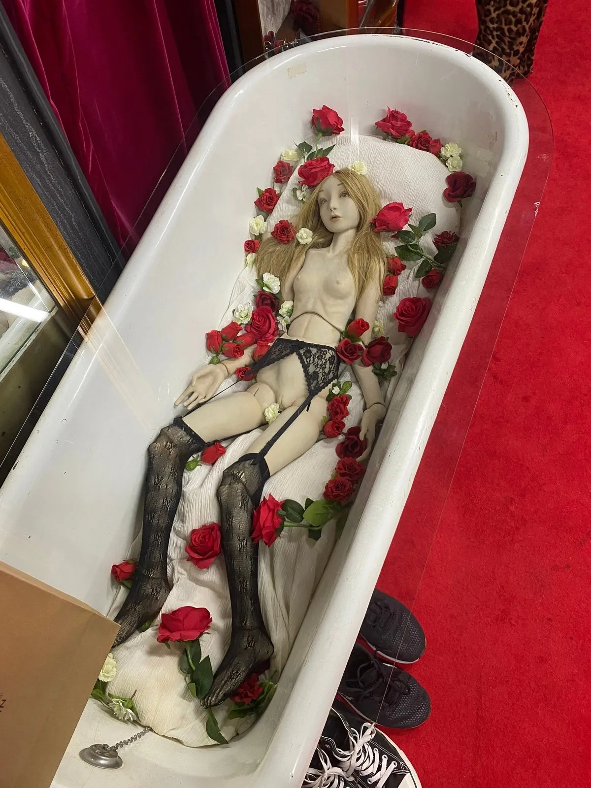 Наелась и спит