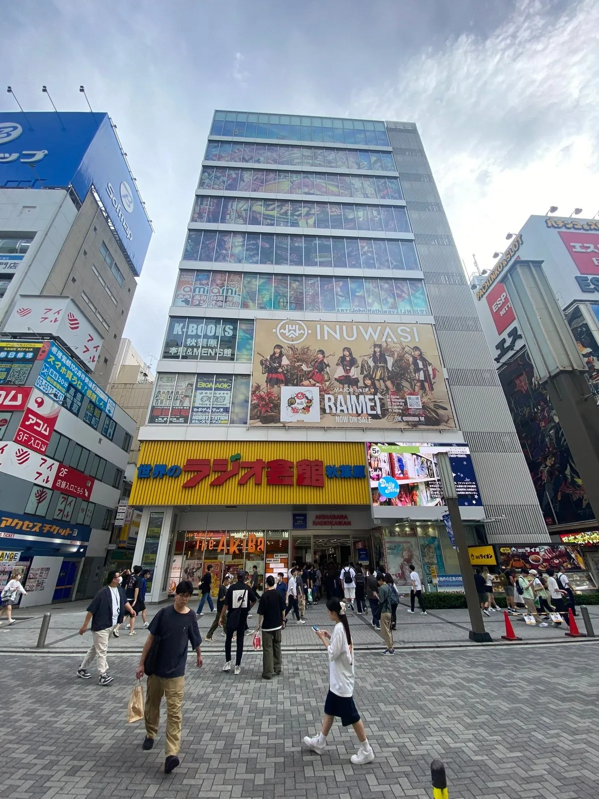 Akihabara Radio Kaikan. Это на крыше которого машина времени в steins gate приземлилась