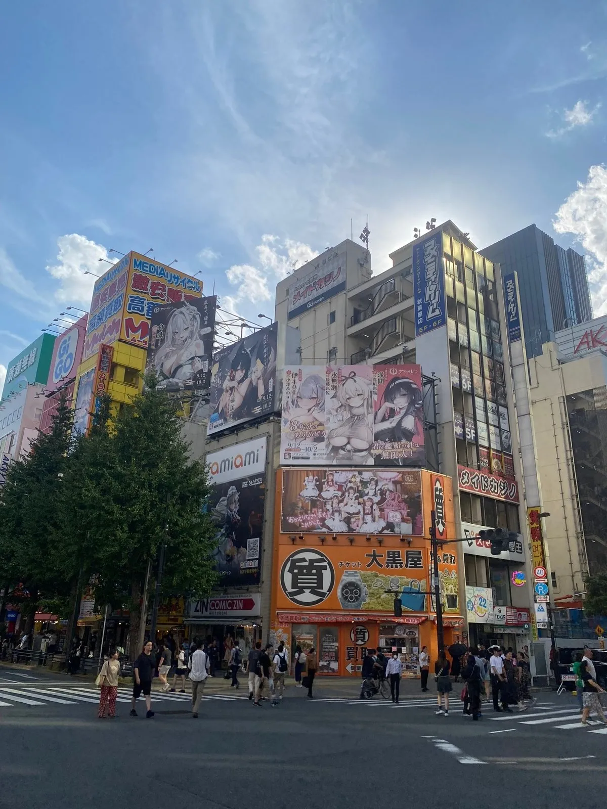 Рекламируют сисястых женщин