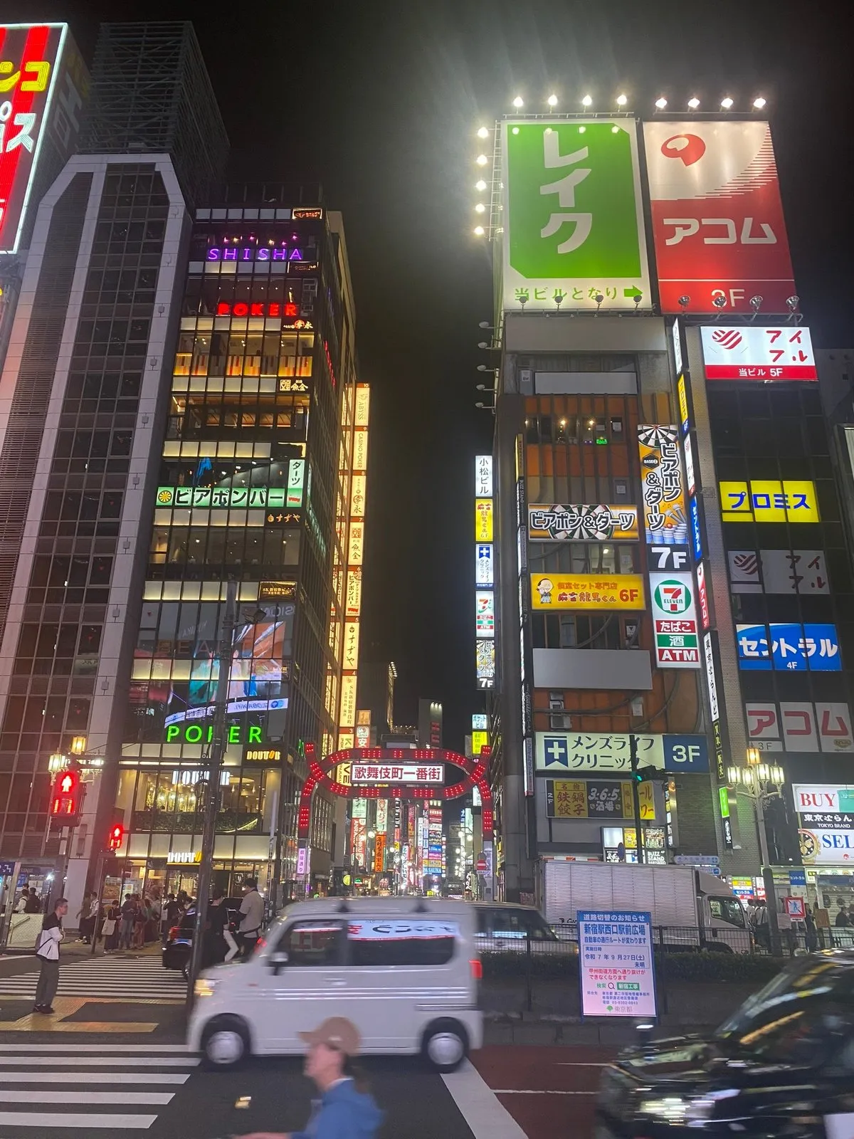 Улица с прошмандовками заманивает