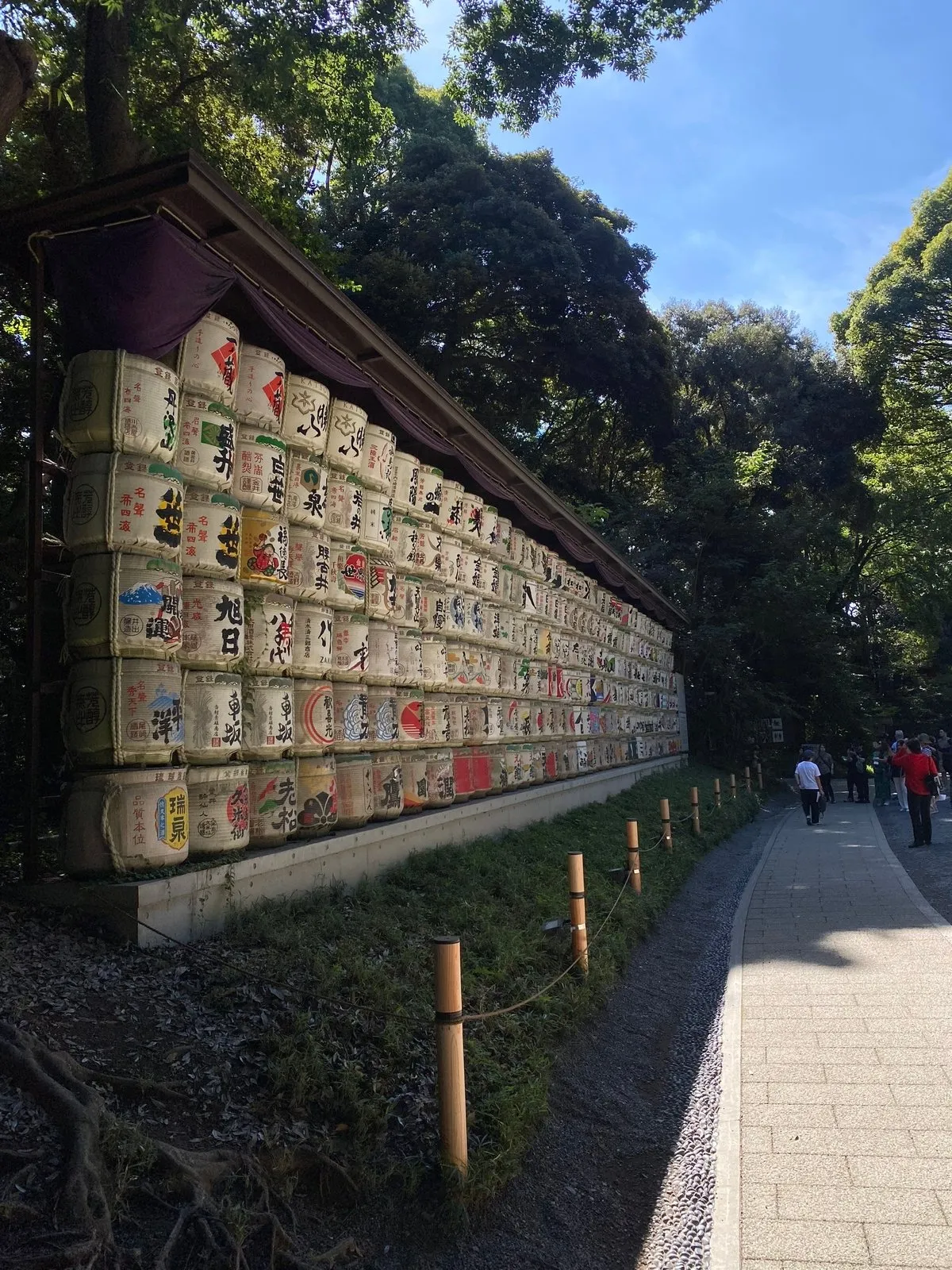 Бочёнки с сакэ при храме