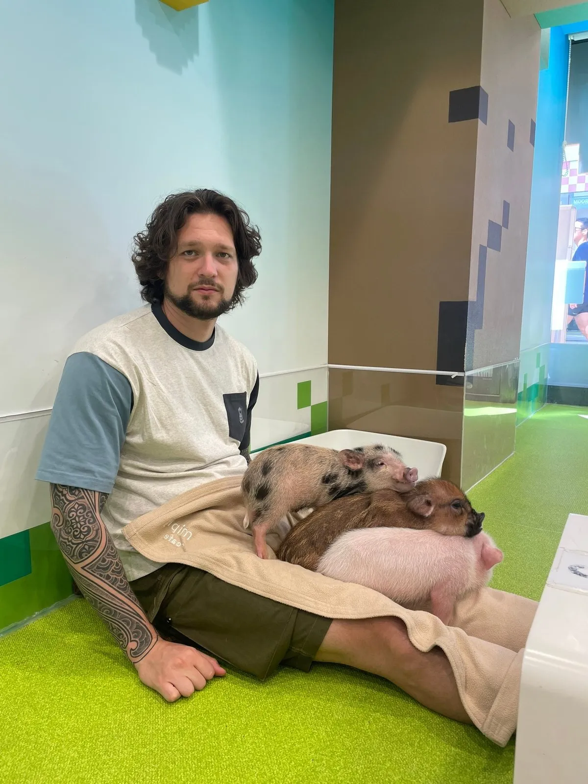 Ещё постоянно жуют и любят когда на подбородок снизу что-то давит. Поэтому они как кубики в Лего друг другу на головы прищёлкиваются