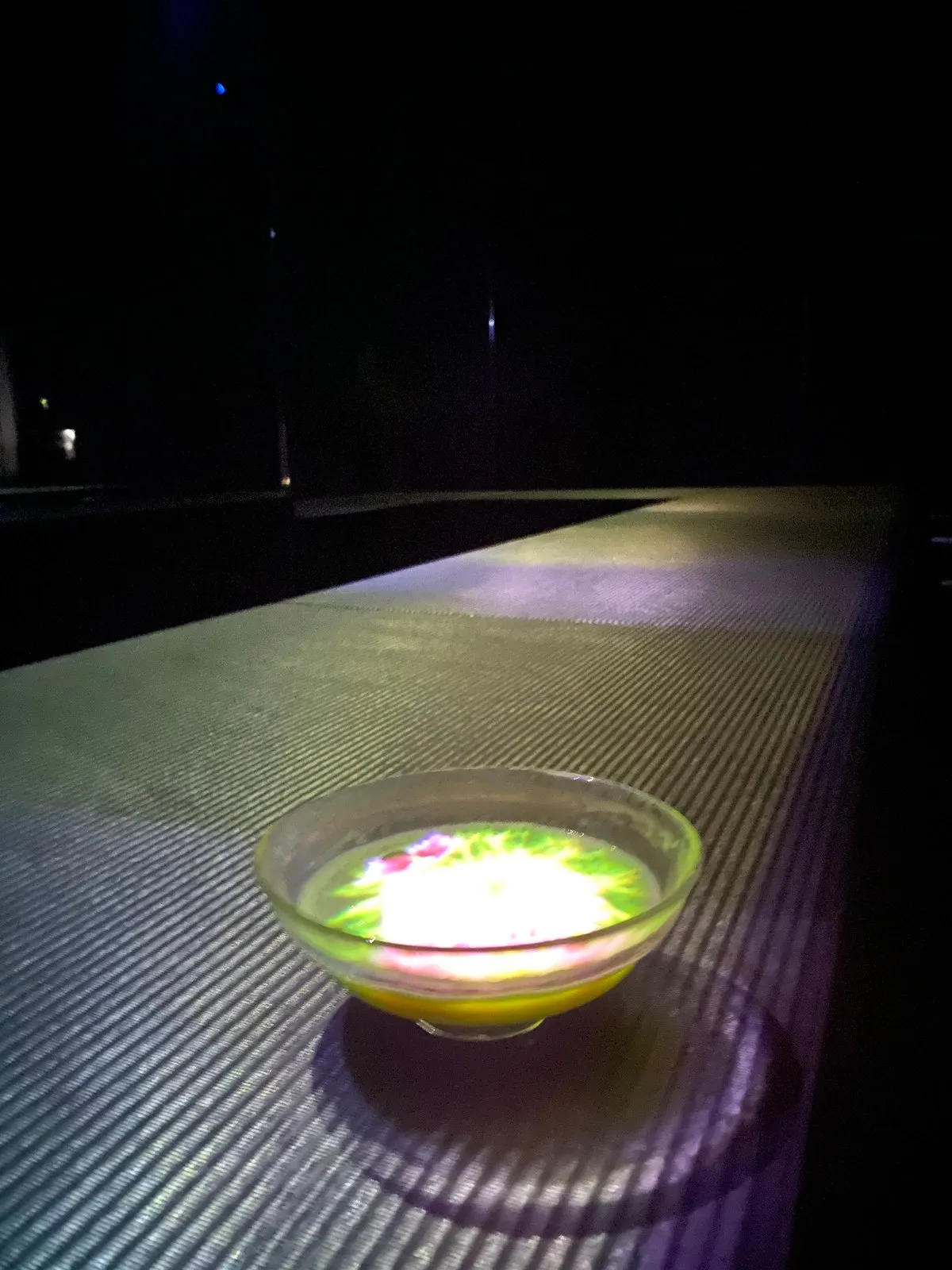 Патча, проектор рисует цветок на чашке