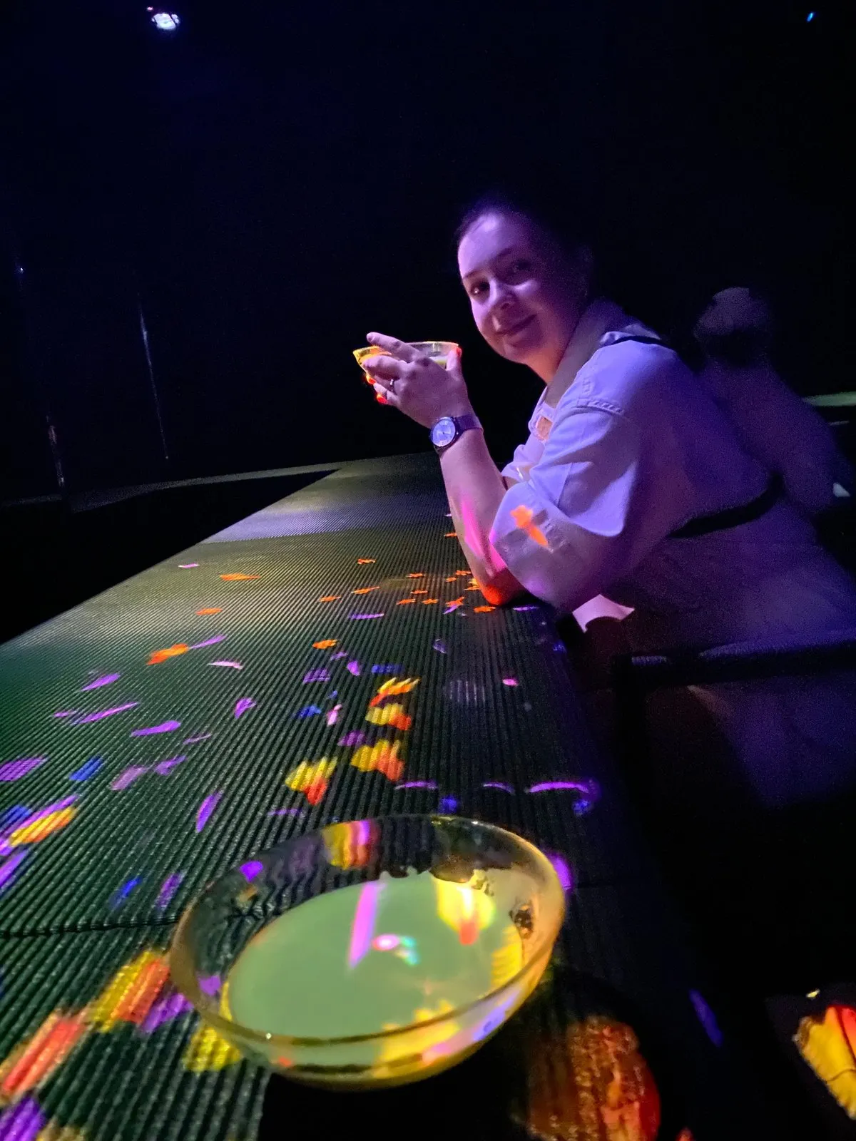 Когда поднимаешь чашку - лепестки разлетаются