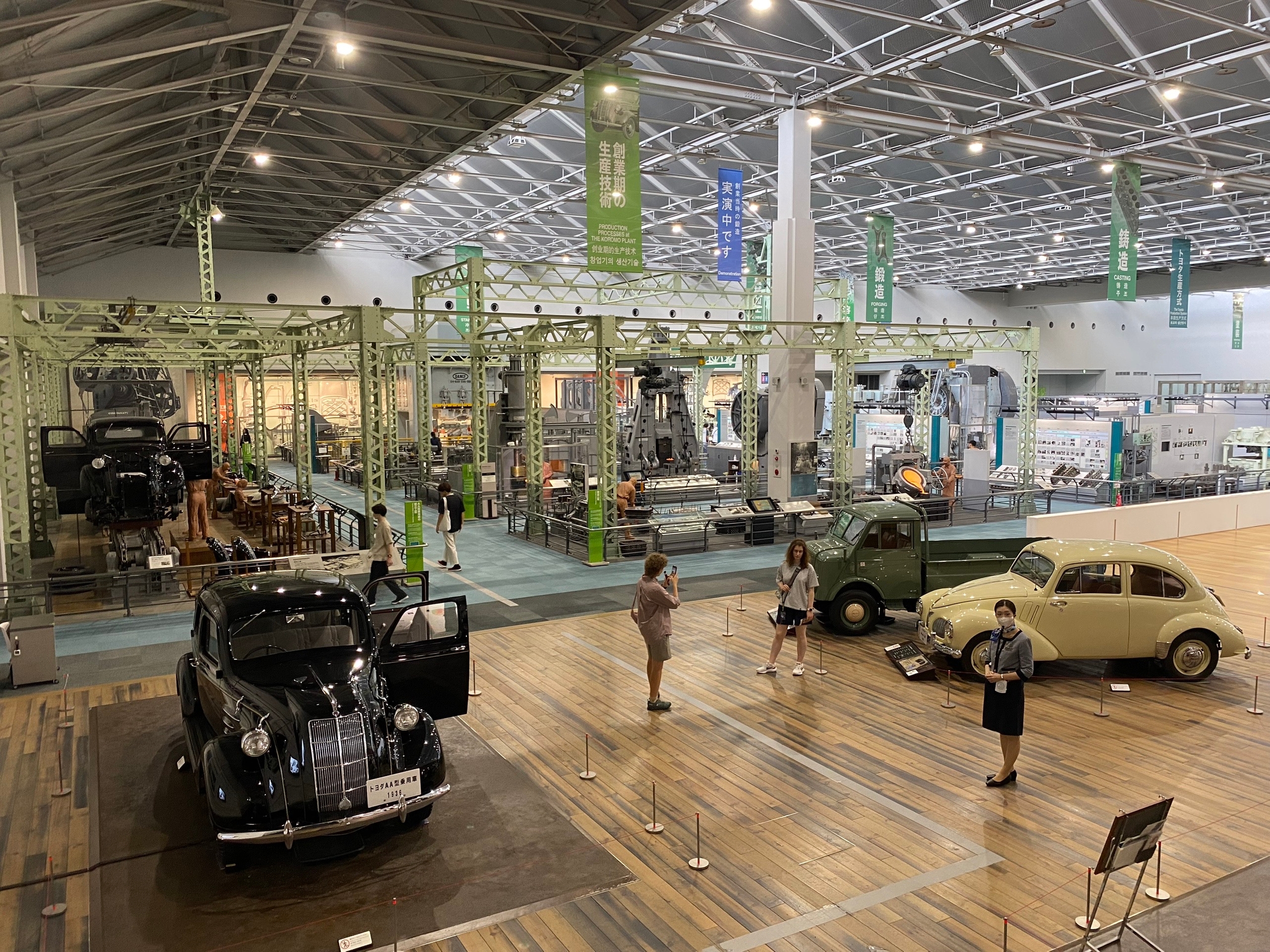 Зал. В начале машины, потом станки