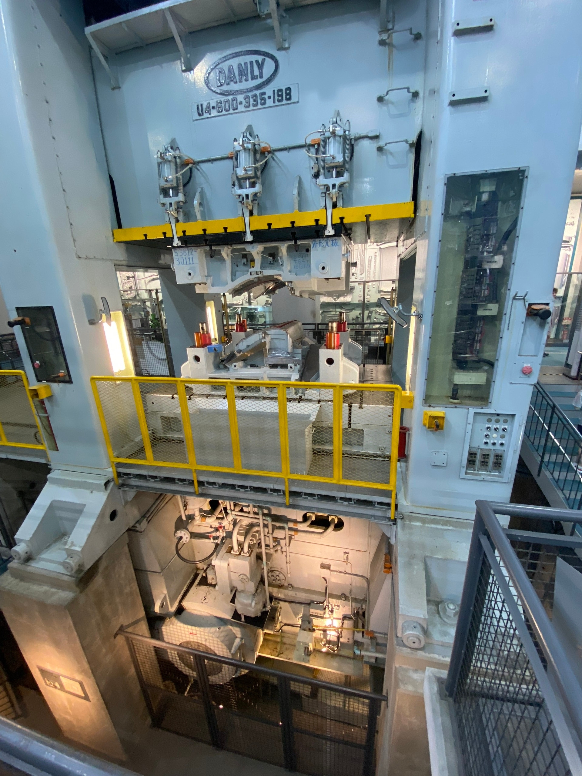 Пресс для штамповки деталей кузова. С трёх-этажный дом примерно. Можно нажать кнопку и он реально бахнет