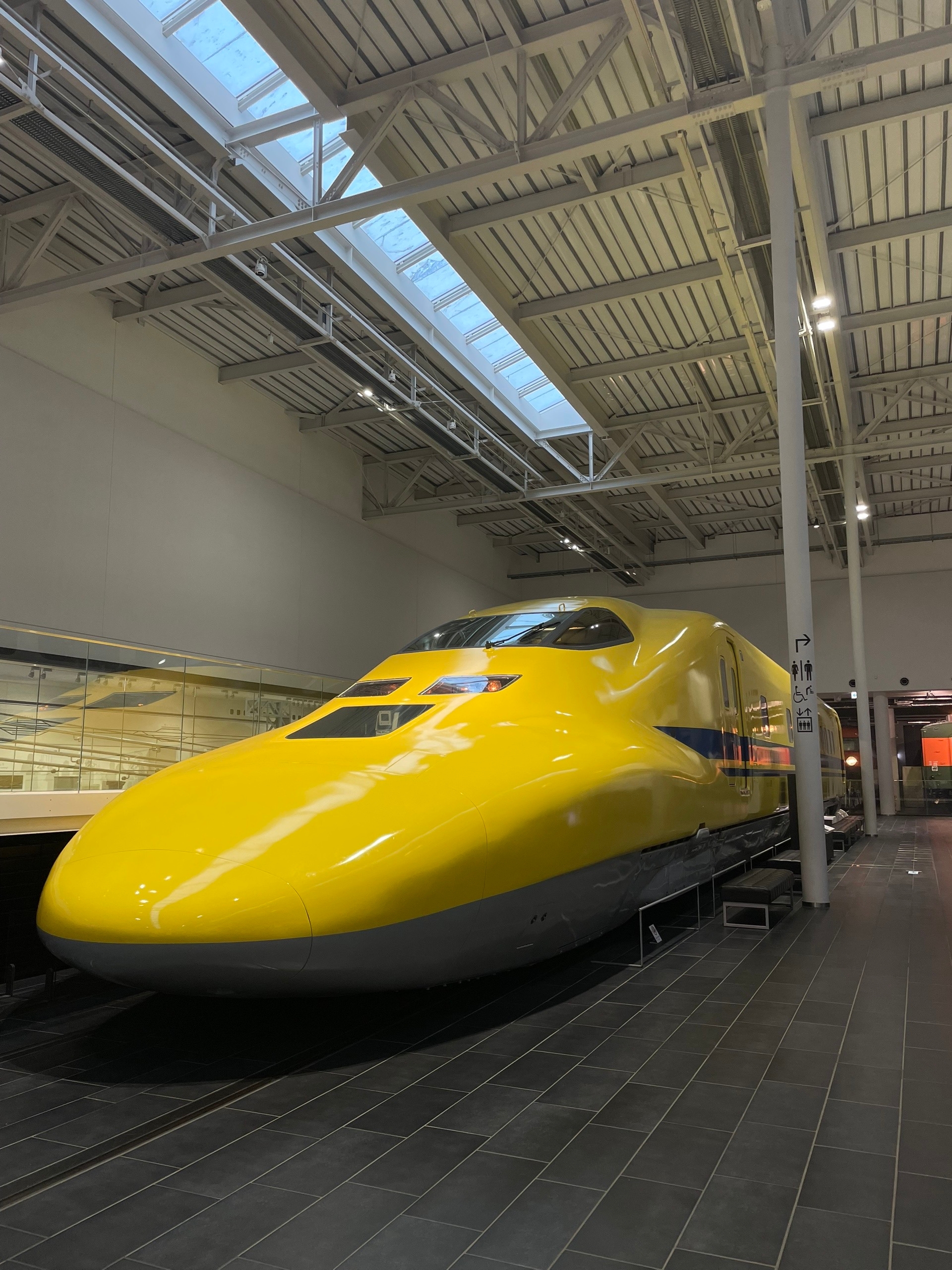 Жёлтый скоростной поезд. Вроде как смаглев а не шинкансен