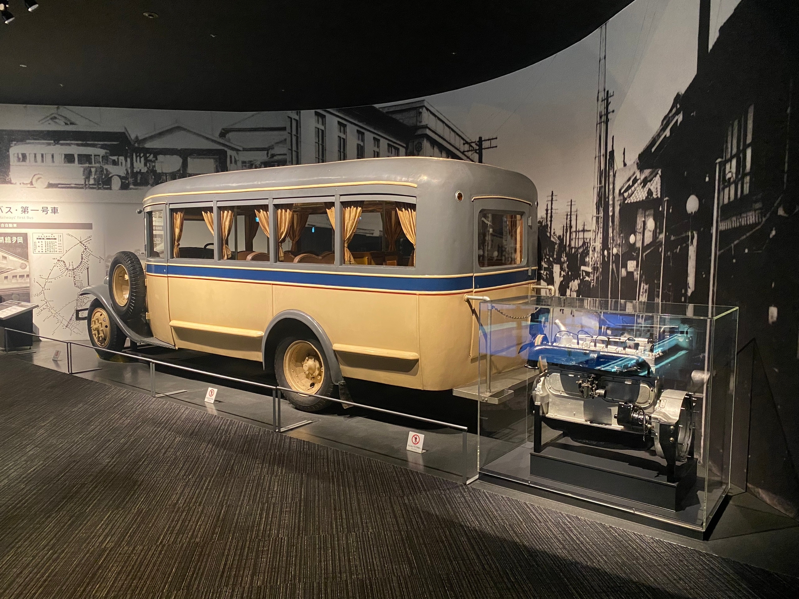 В музей железной дороги прокрался автобус