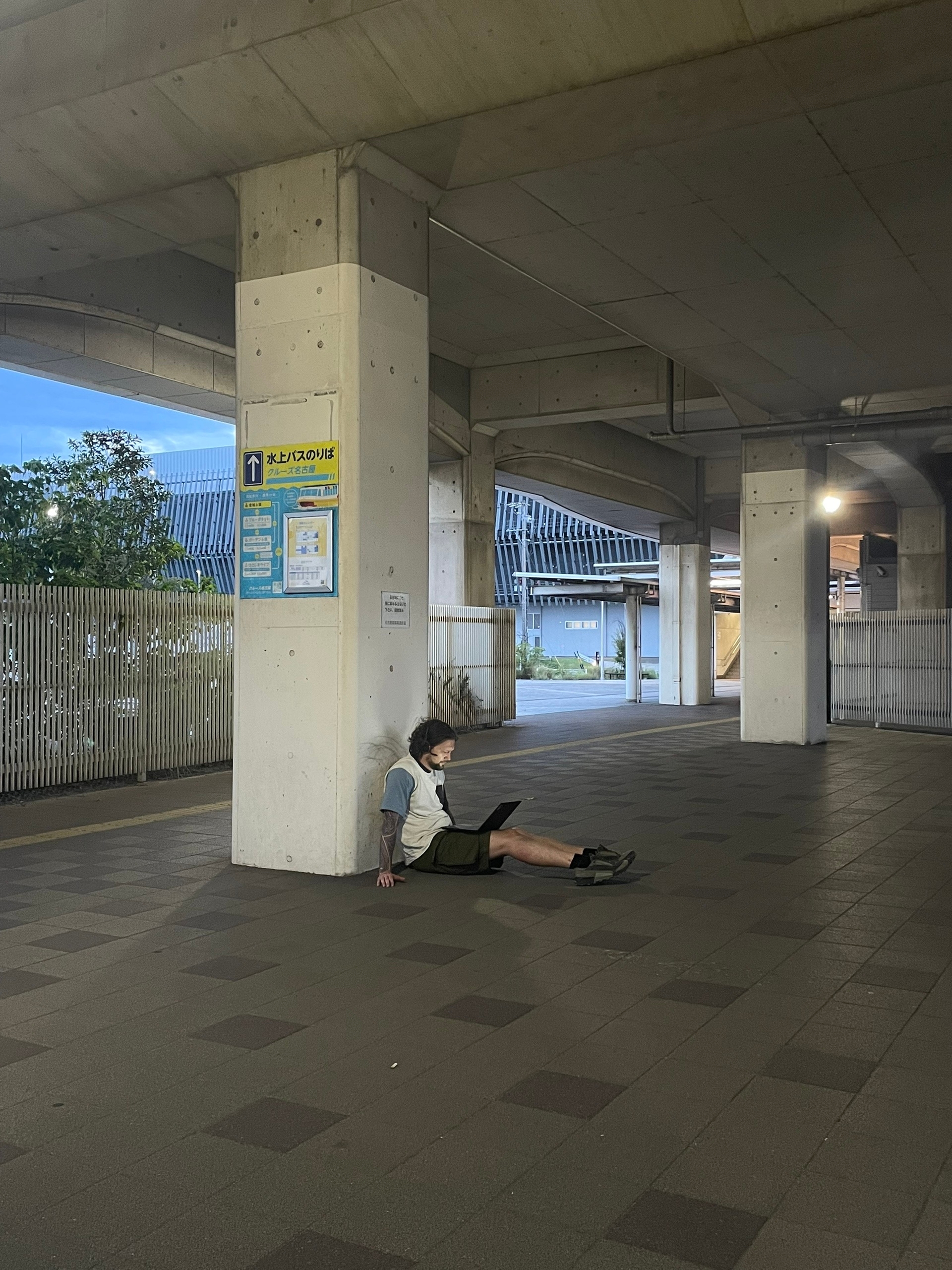 Работаю под мостом