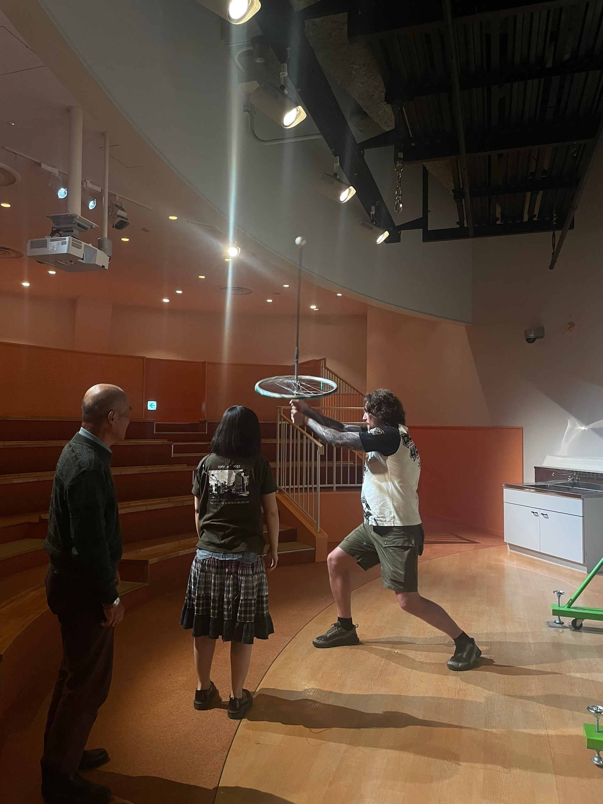 Дали помахать палкой с крутящимся колесом после научного шоу для детей. Она типа отклоняется в бок. Дед слева учил русский и притусовывался с нами