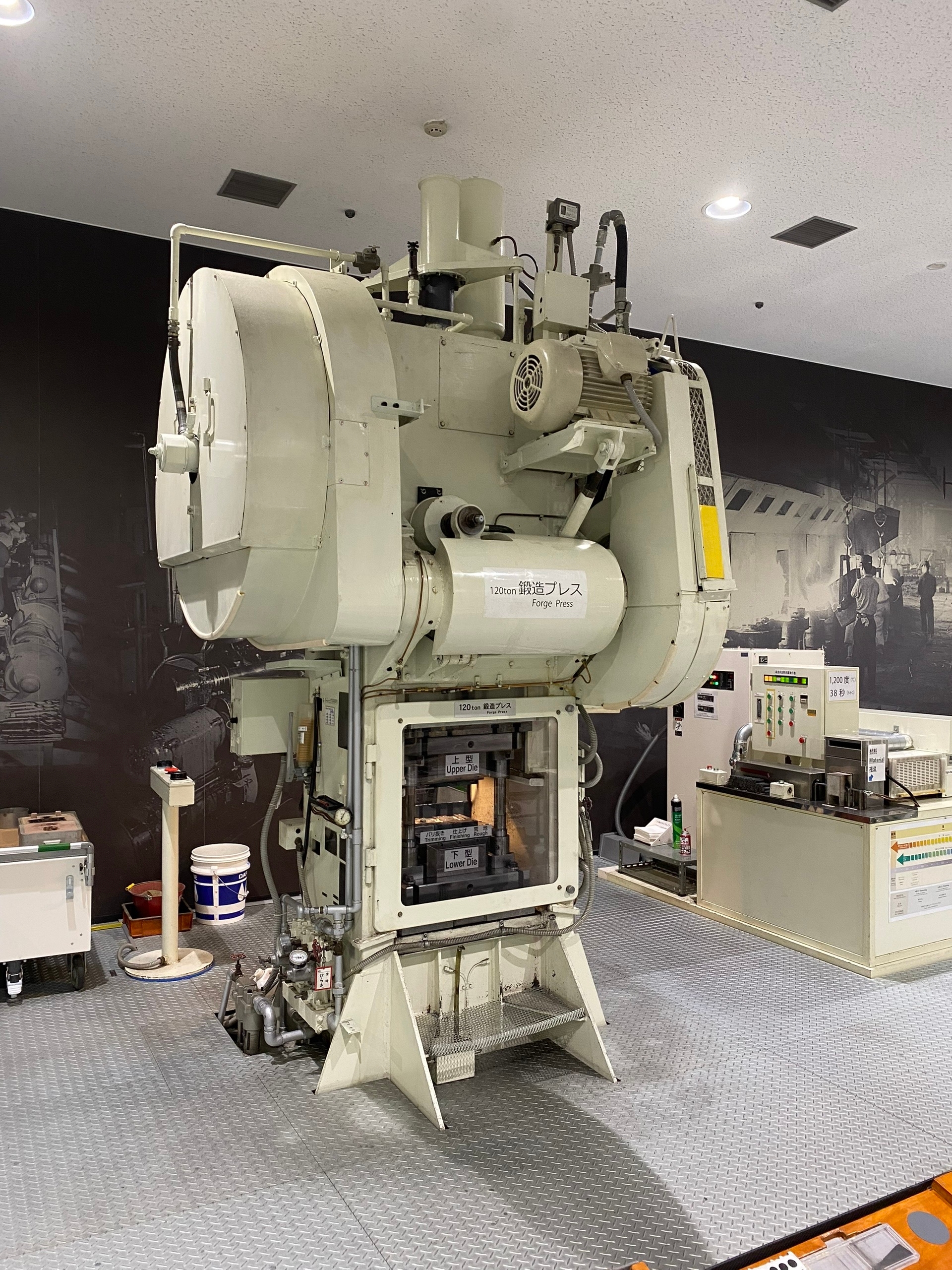 Пресс для штамповки. При тебе дед может деталь сделать