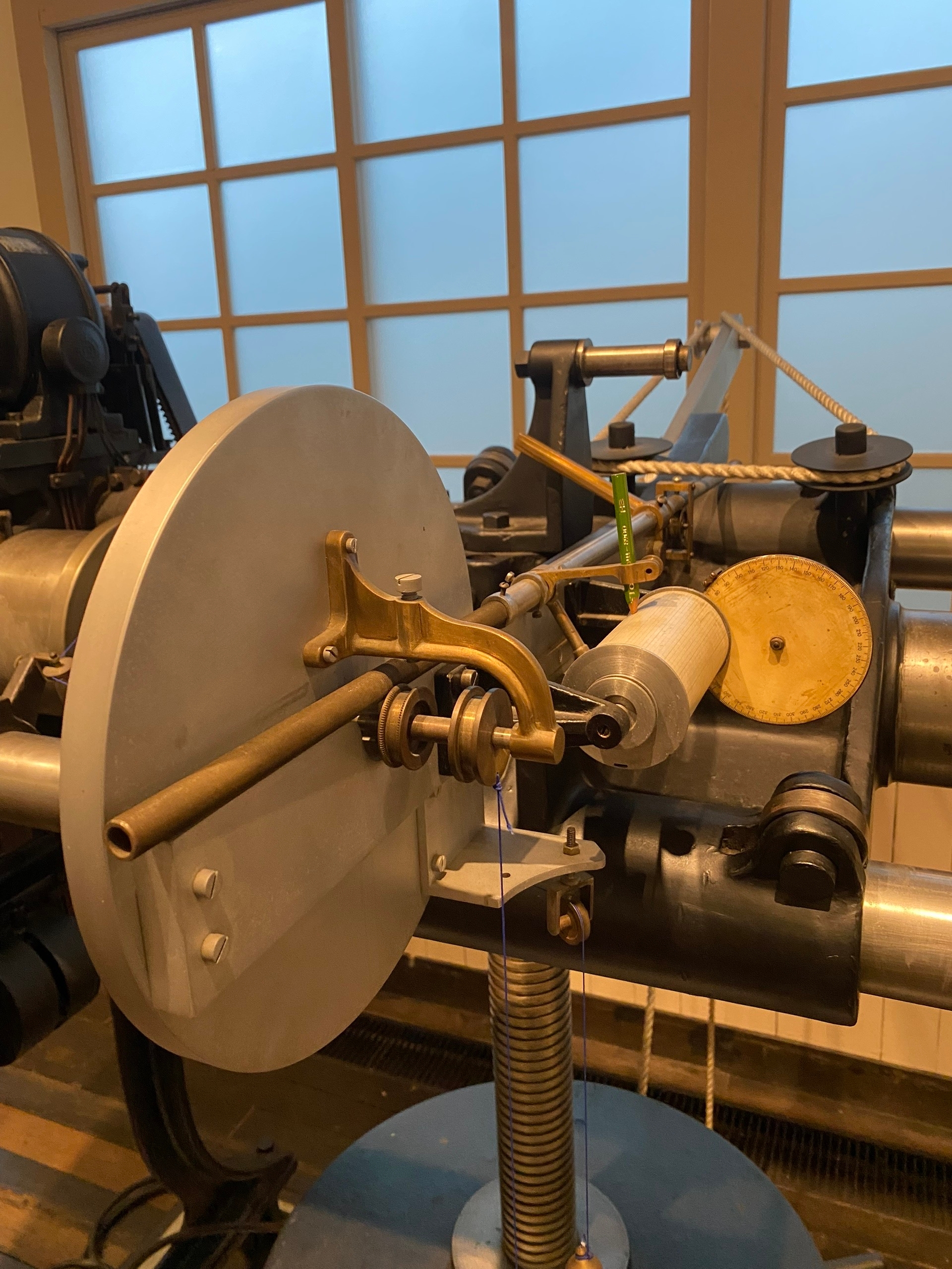 Станок для проверки сопротивления на разрыв материала. Для записи результата - карандаш пишет на барабан с бумагой график