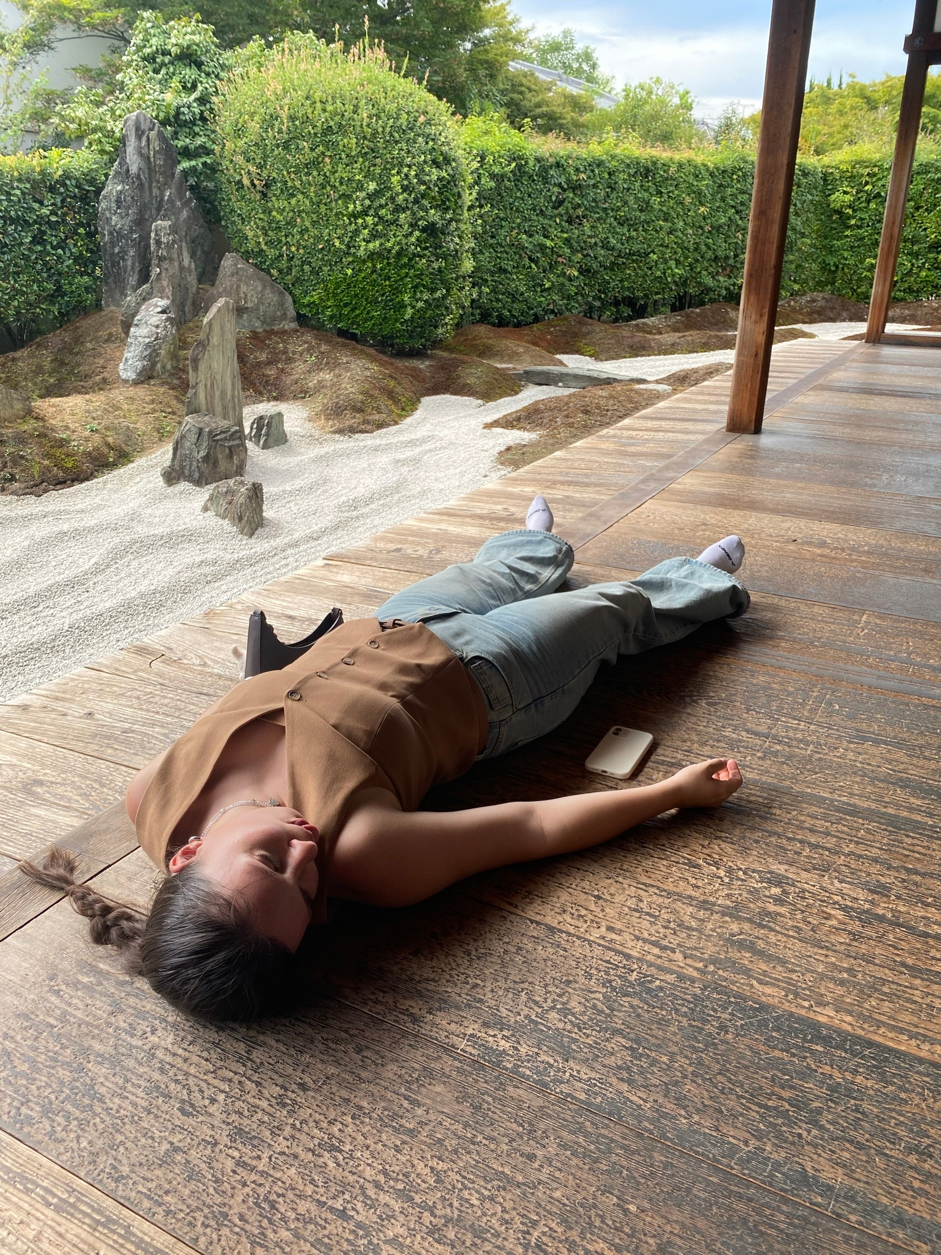 Наелась и спит