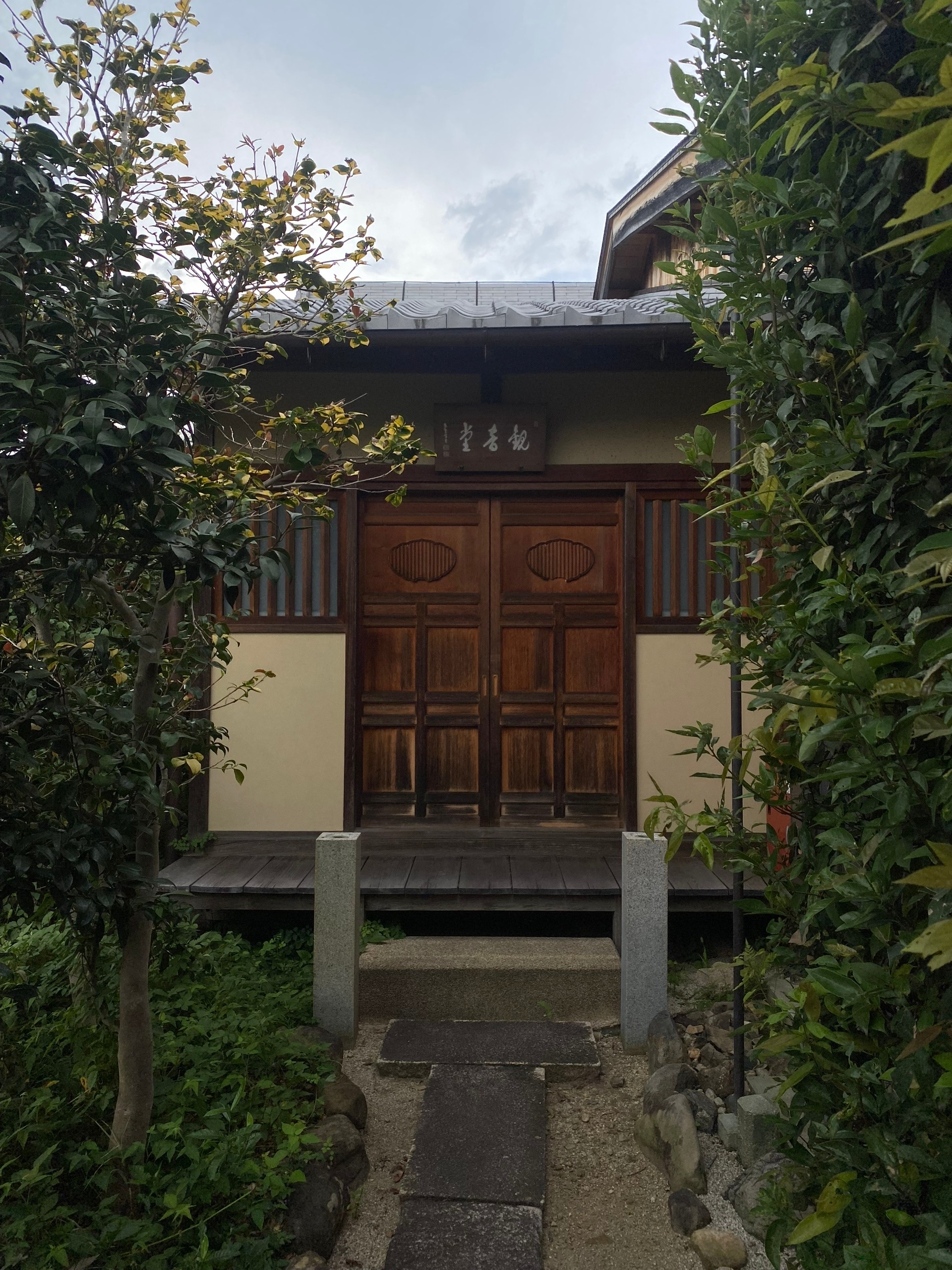 Дверь в саду