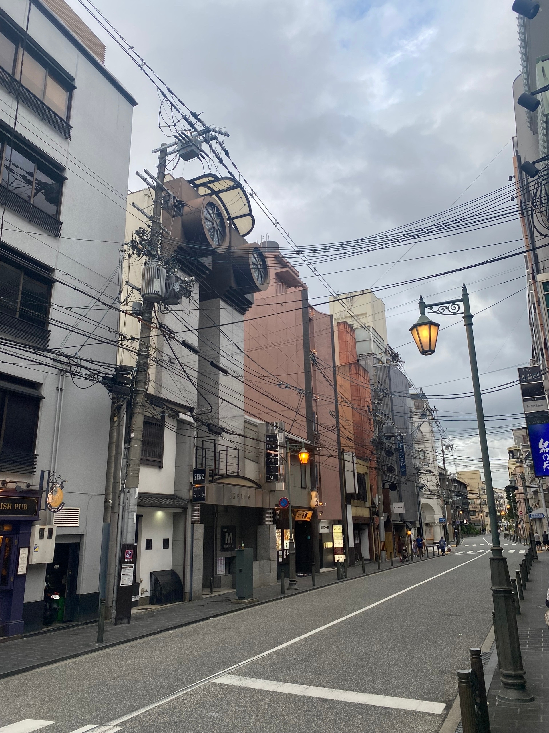 Окна как у бетмена в часовой башне