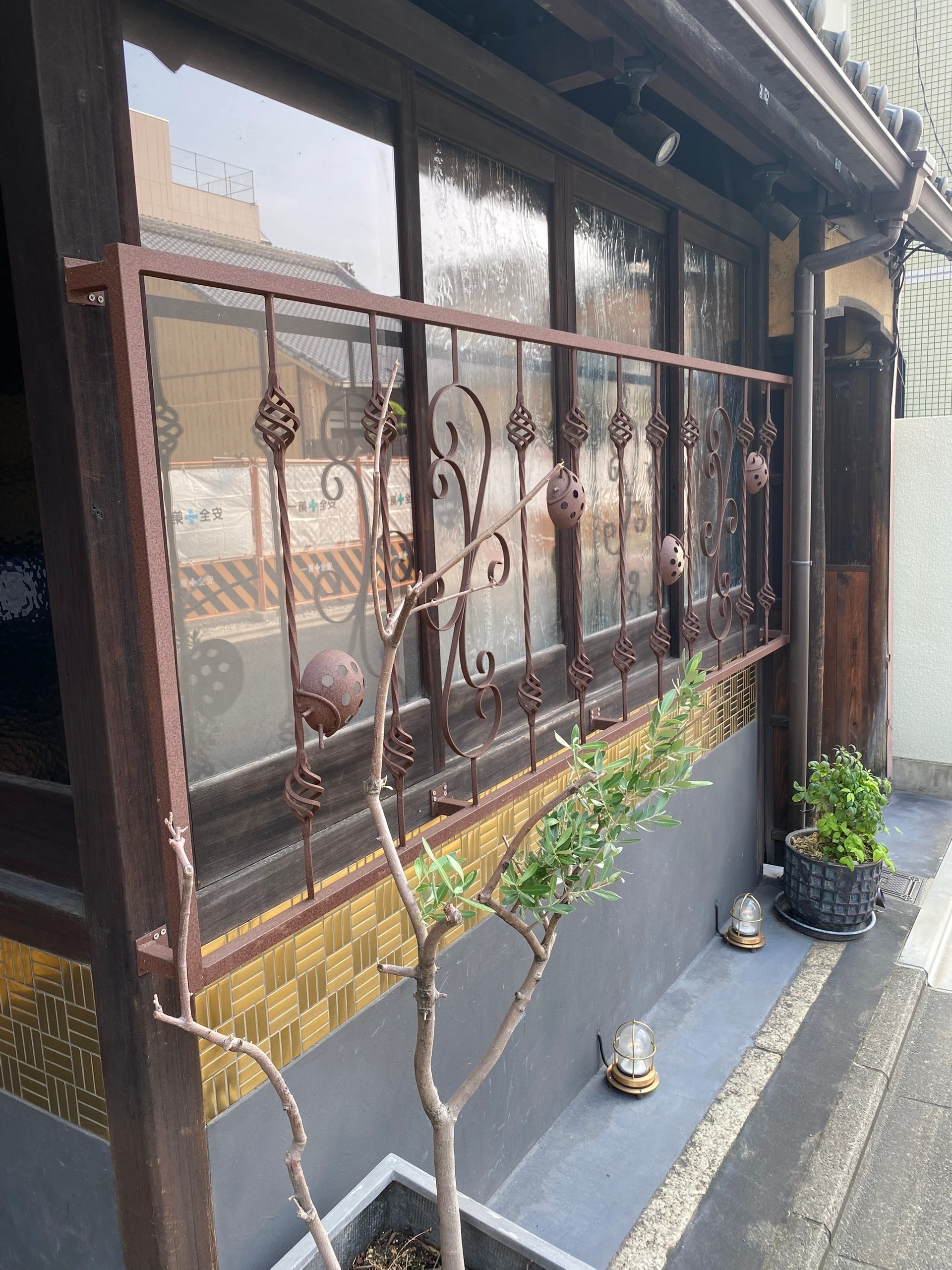 Решётки на окнах с божьими коровками