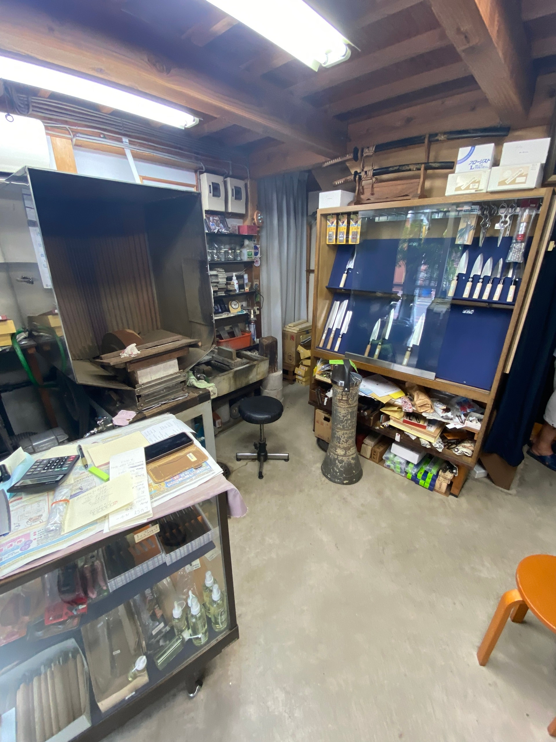 Магазин-мастерская ножей. Хозяин он 1937 года, уже распродаёт ассортимент. Купил у него маленькие традиционные ножнички для рукоделия - ножей уже и так полно