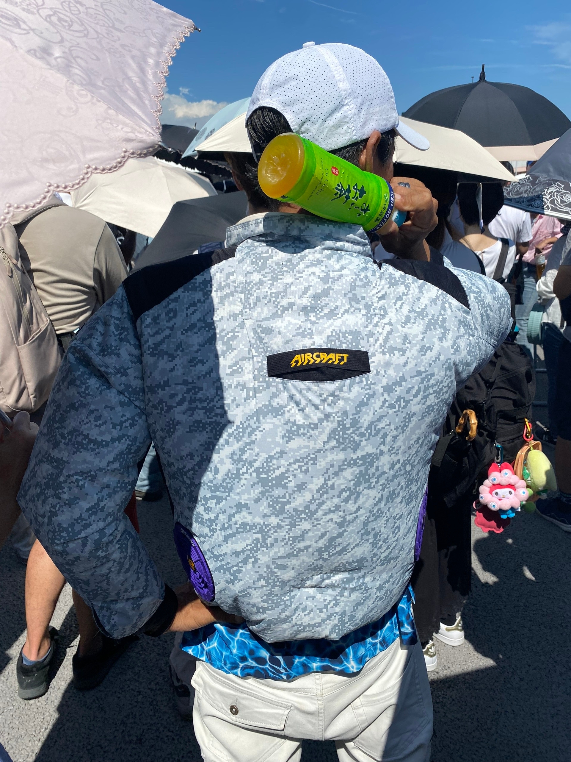 Чел в куртке с вентилятором. Искал похожую всю поездку - все раскупили. Полиция, рабочие на стройке, курьеры - все в таких шастают