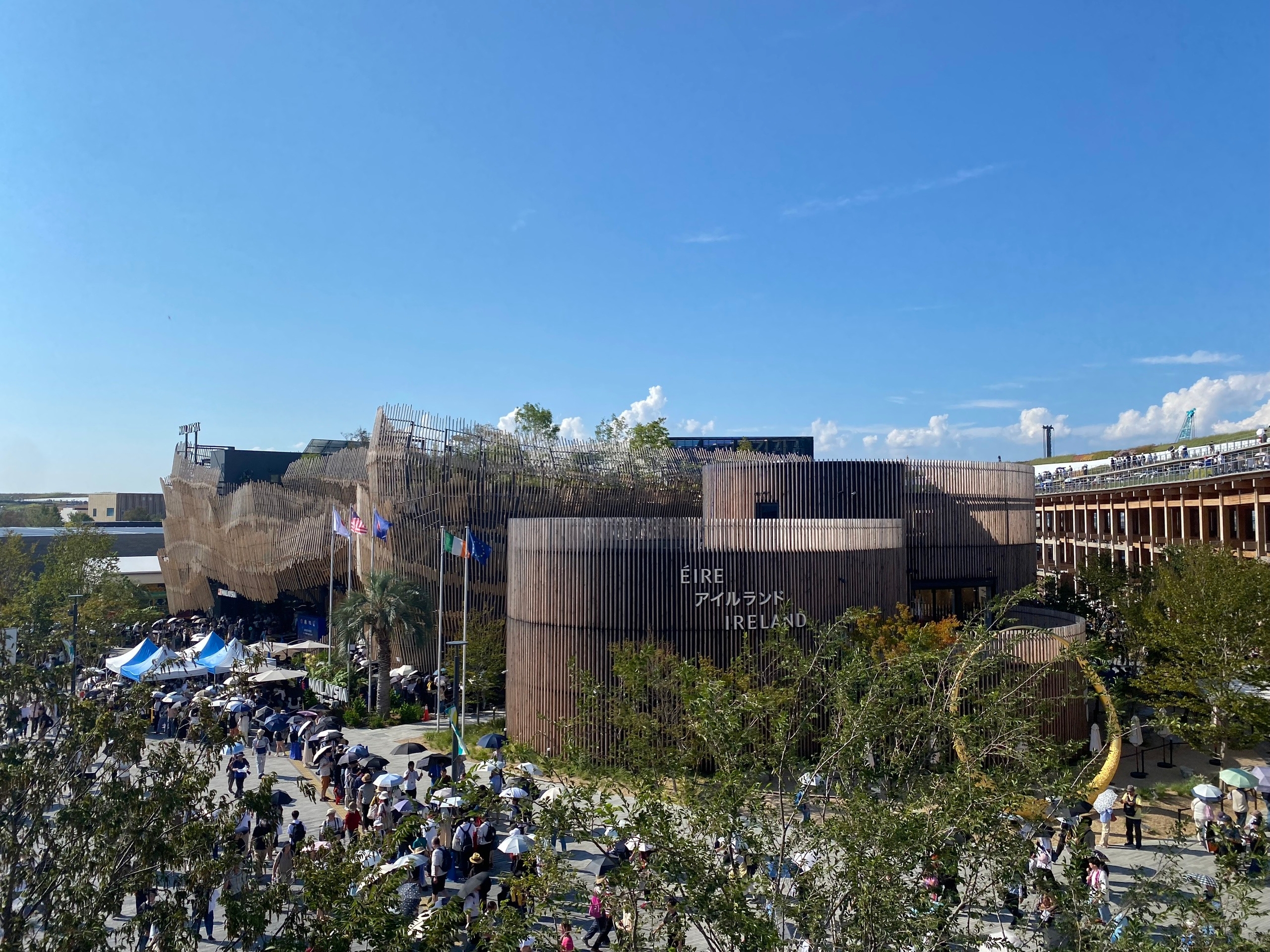 В павильоны стран огромные очереди - попасть на месте нереально. Люди бронировали проход за месяцы