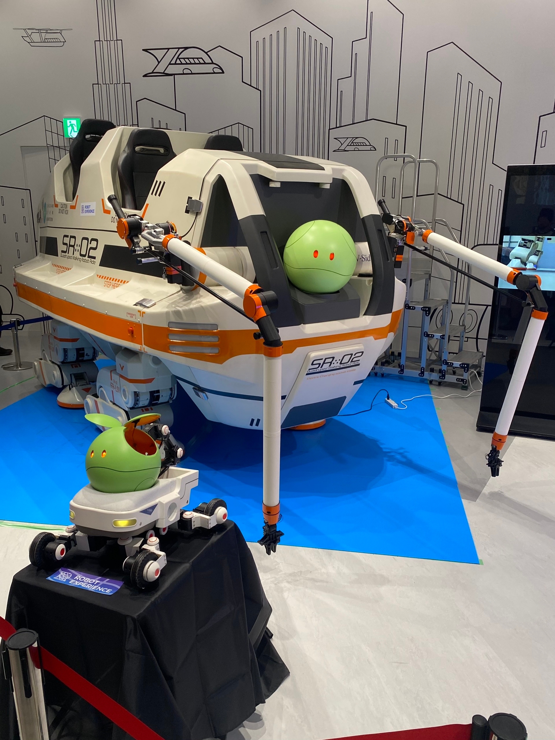 Зато попали в робопавильон - тут есть такой чувак