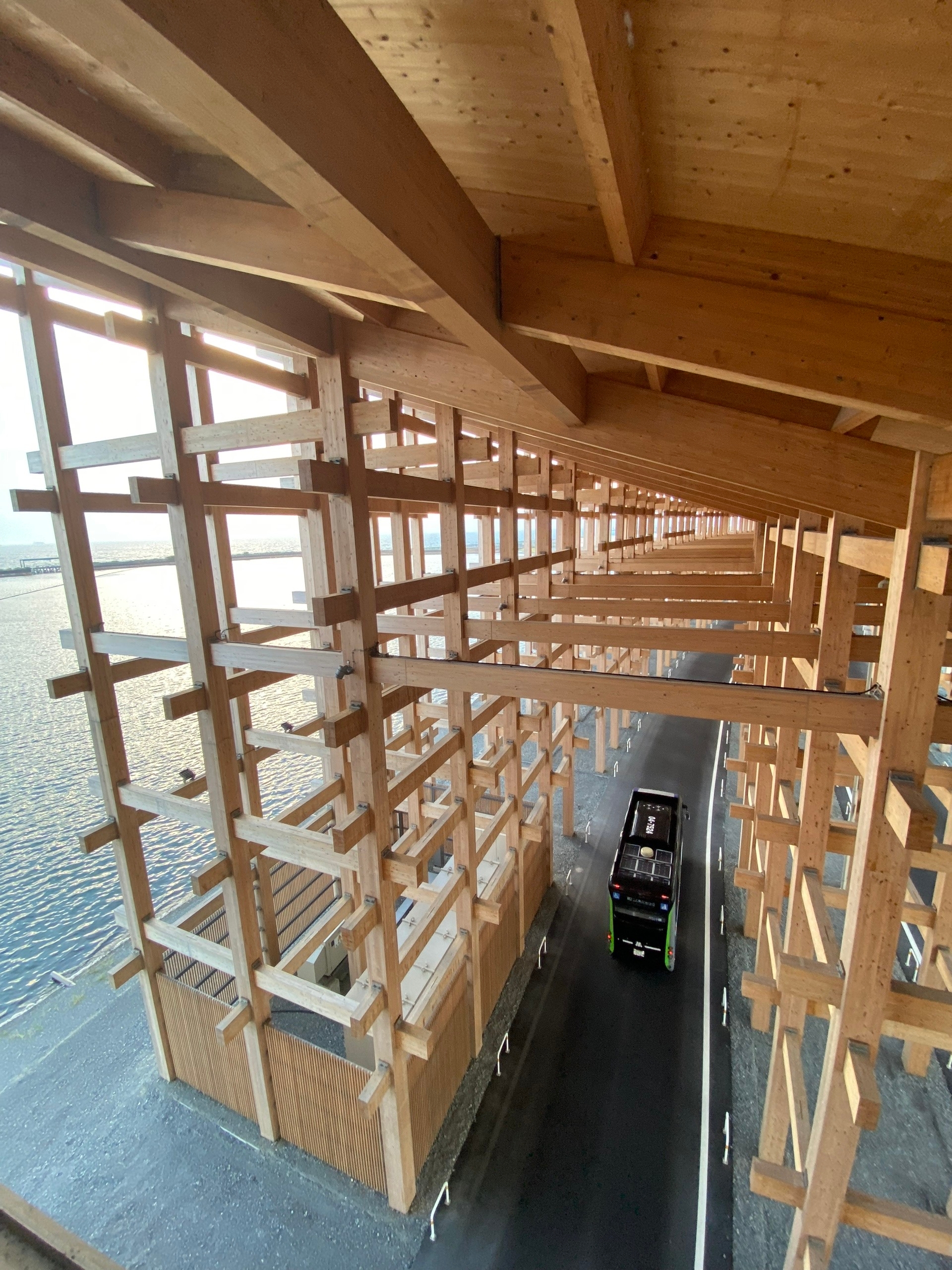 Автобус едет под кольцом. Слева уже море