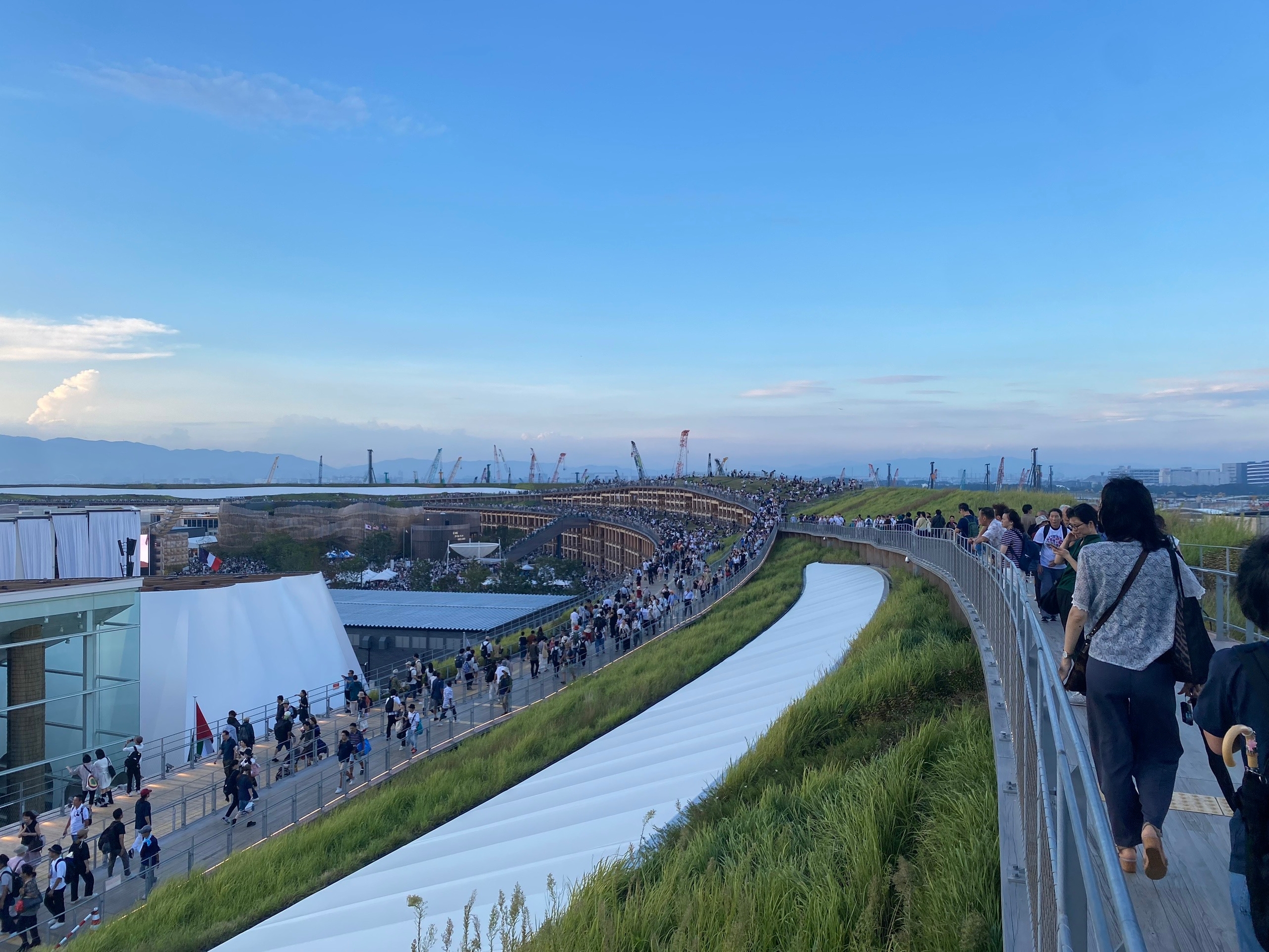 Кольцо, к слову, многоуровневое. Но даже тут толпы