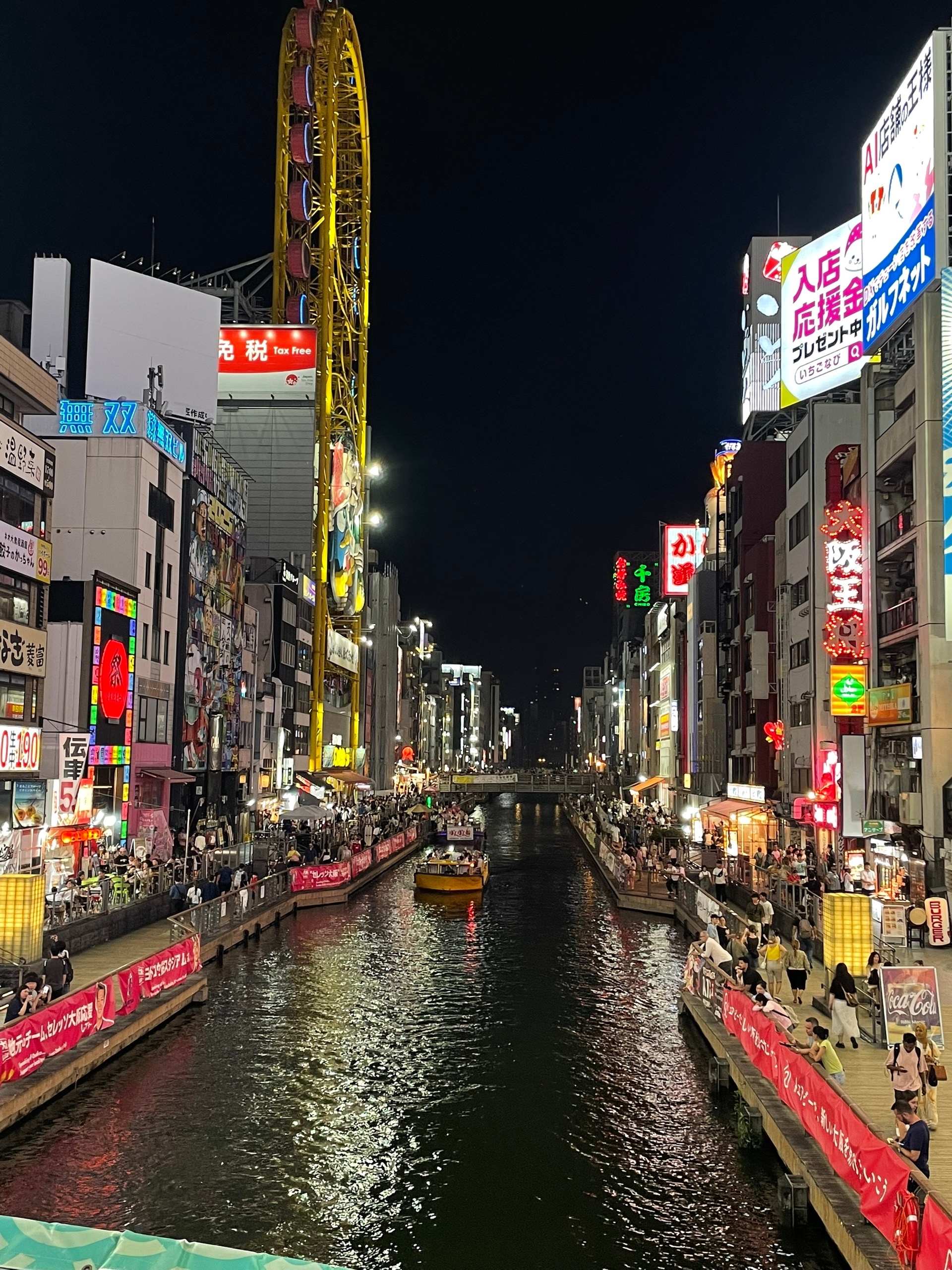 Главная тусовочная улица. Слева - колесо обозрения