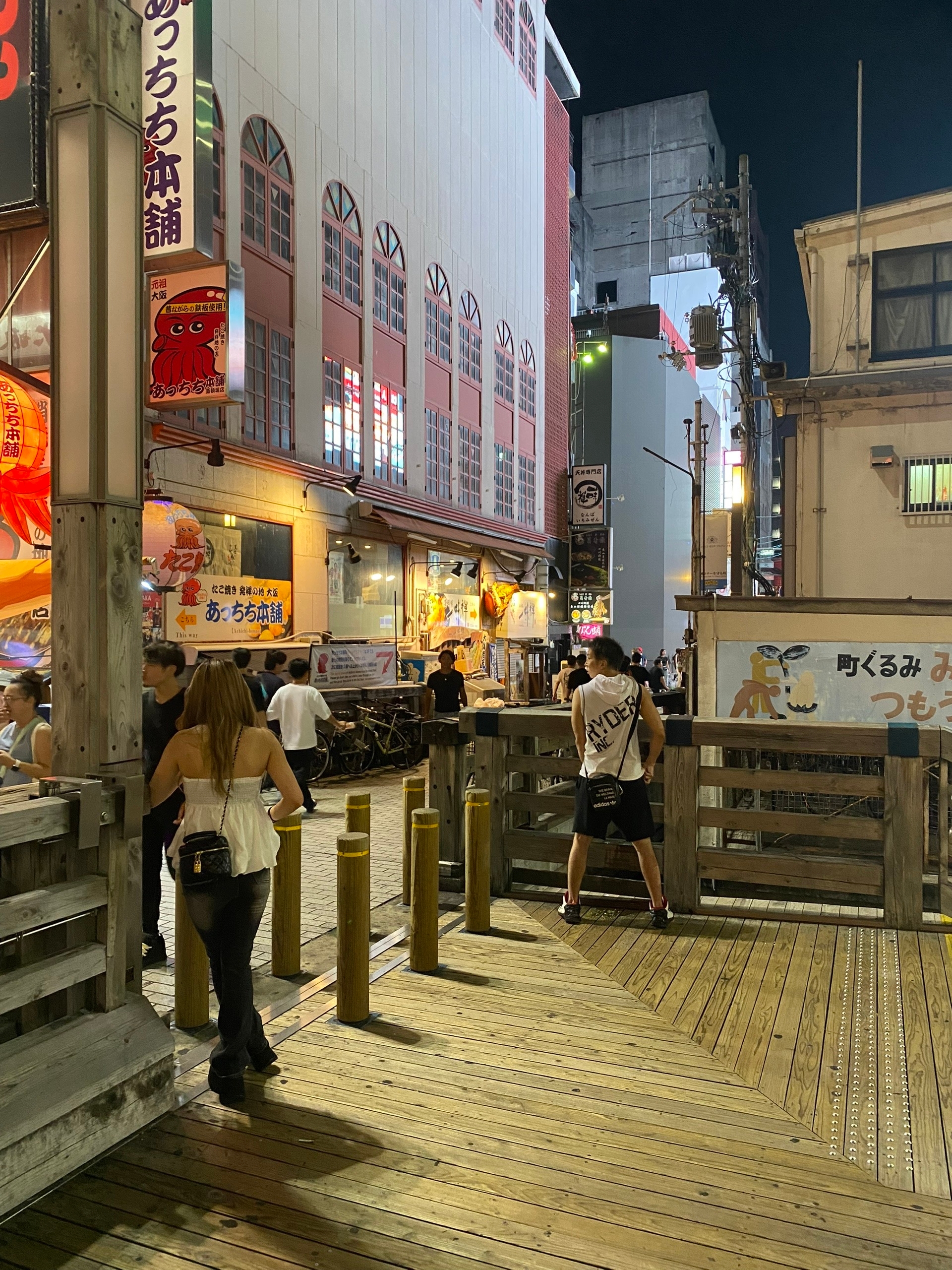 Зассанец. Видел мужика сущего ровно на этом-же месте, на центральной улице в 2023