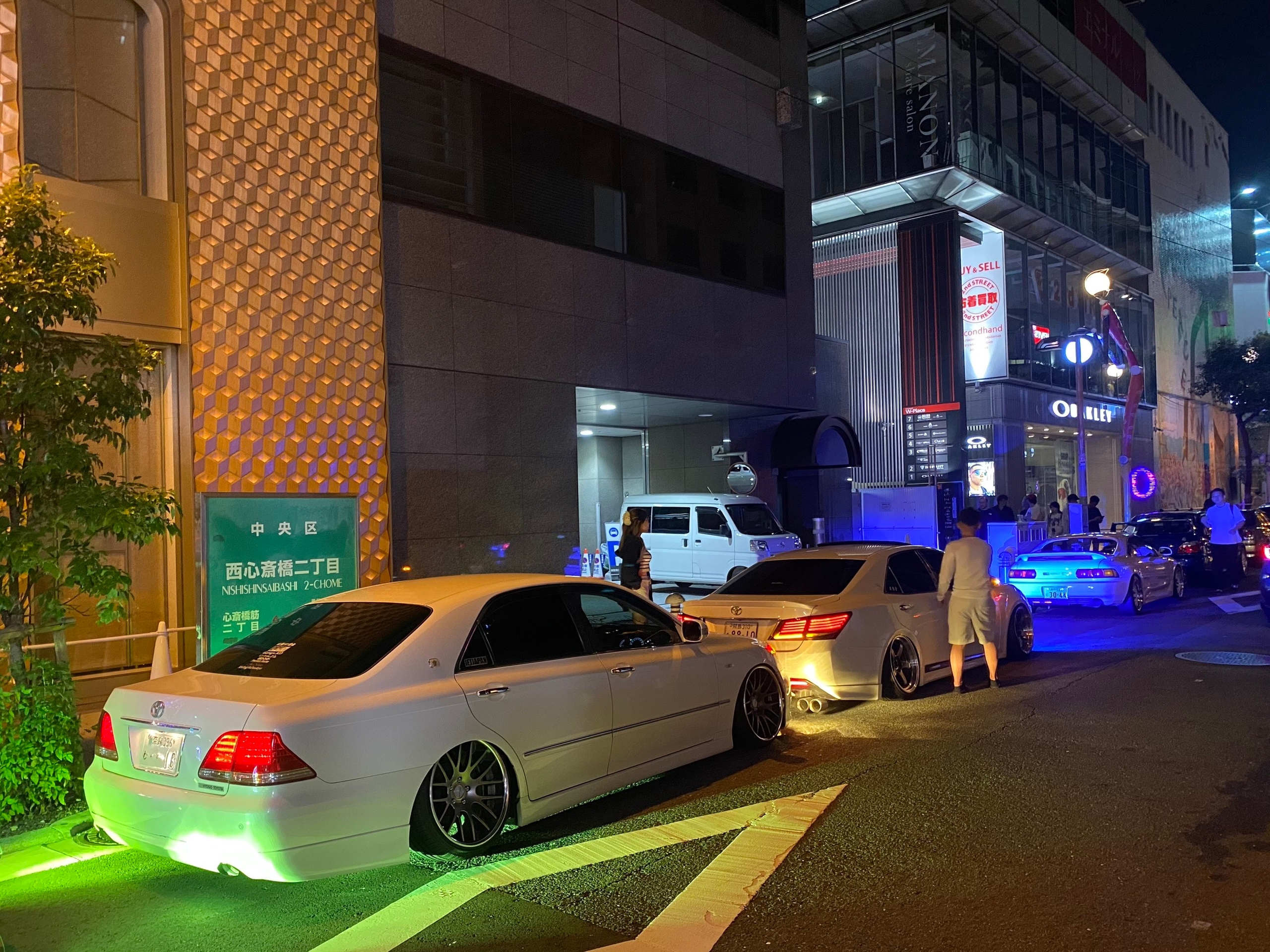 Гонщики с колёсами в раскоряку - это типа модно